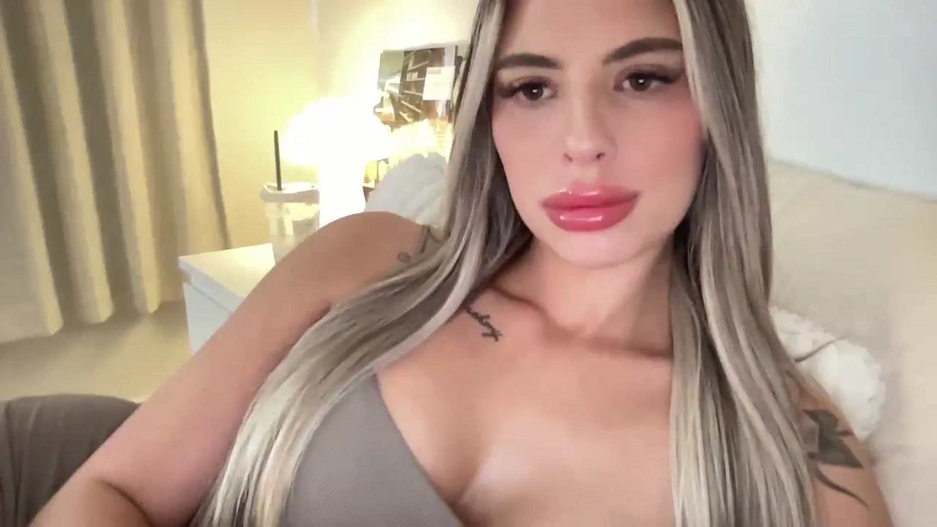 Gallery image thumbnail from aryaaxo's myfreecams stream on, 05/14/2025, 20:04 image 2 of 20