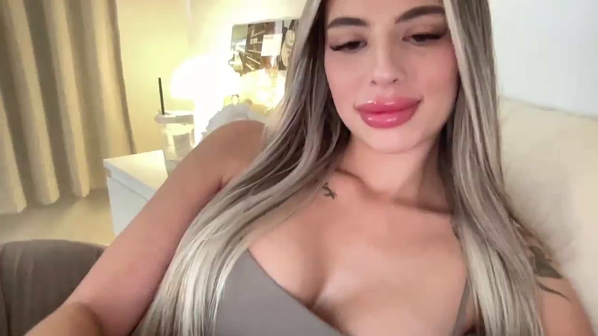 Gallery image thumbnail from aryaaxo's myfreecams stream on, 05/14/2025, 20:23 image 16 of 20