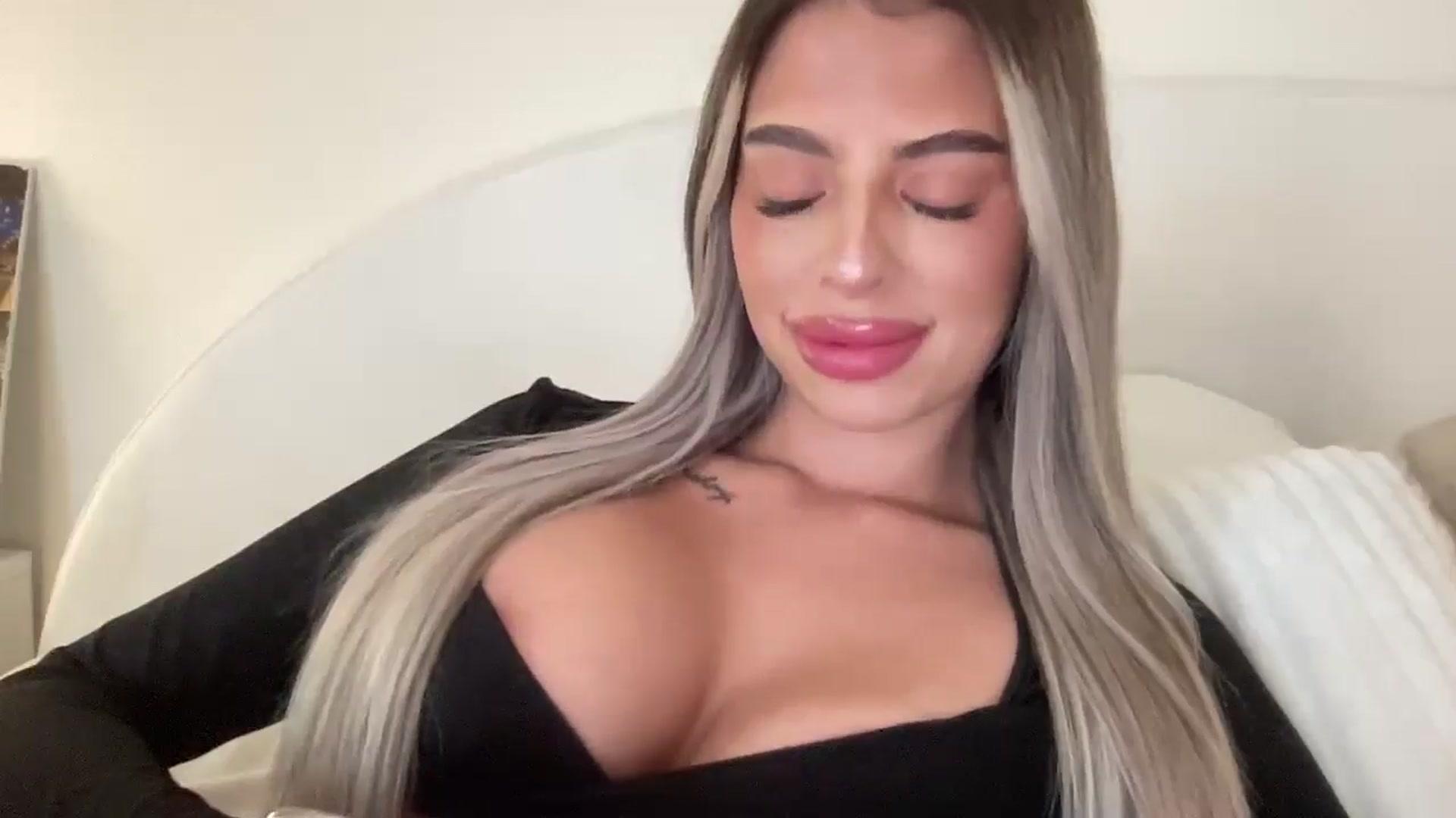 Gallery image thumbnail from aryaaxo's myfreecams stream on, 06/06/2025, 04:55 image 6 of 20