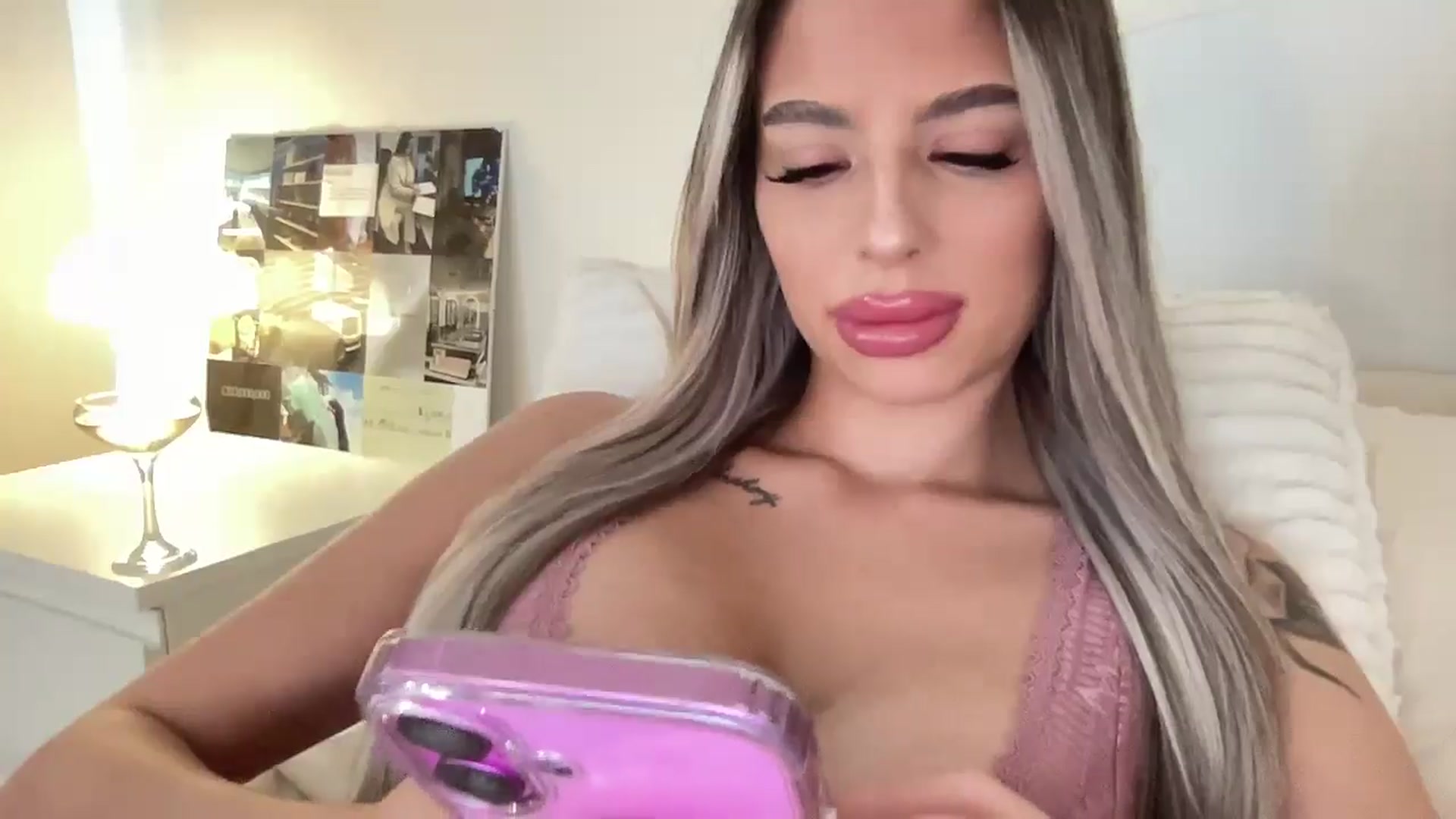 Gallery image thumbnail from aryaaxo's myfreecams stream on, 06/09/2025, 18:43 image 18 of 20