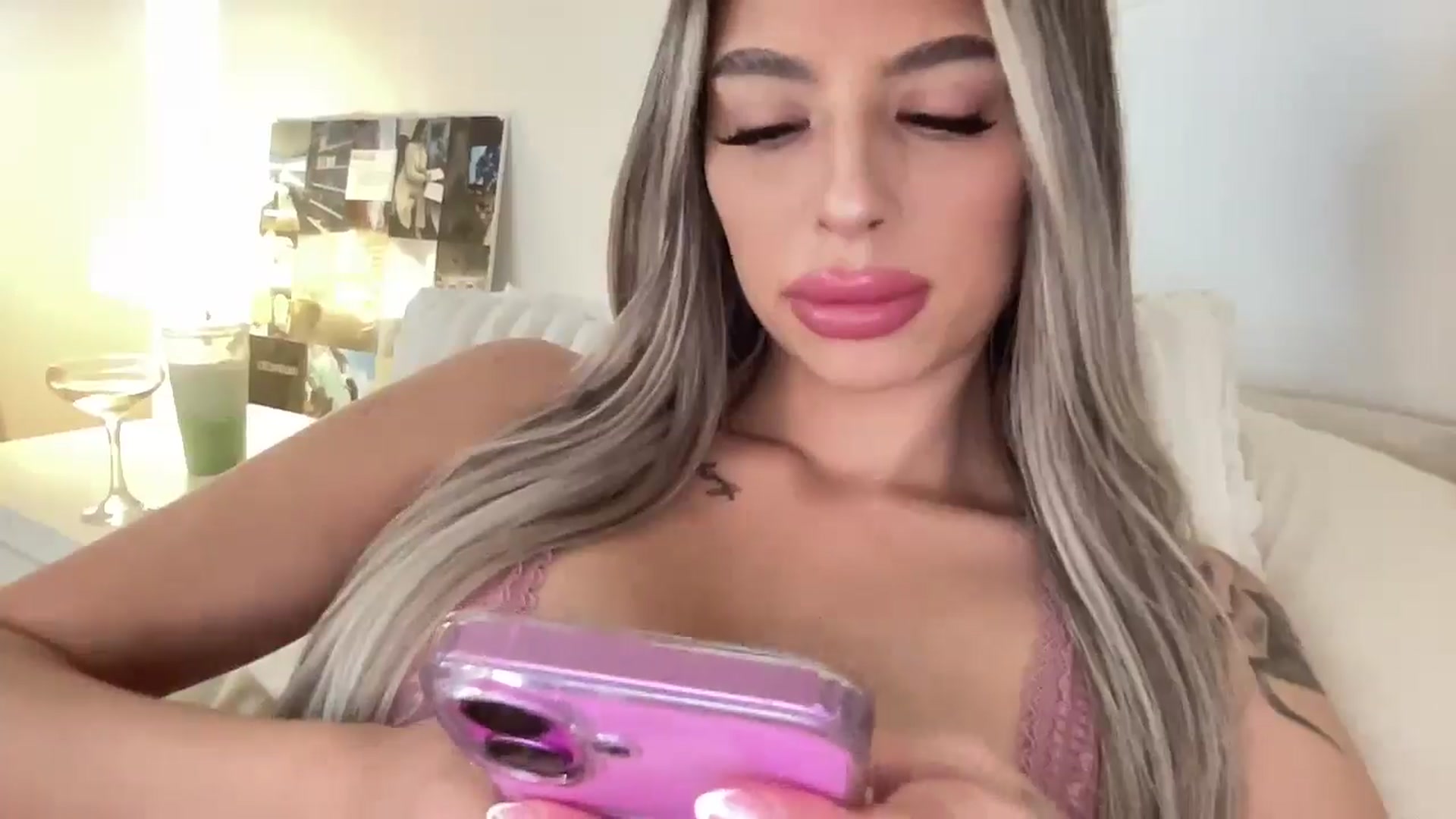 Gallery image thumbnail from aryaaxo's myfreecams stream on, 06/09/2025, 20:08 image 16 of 20