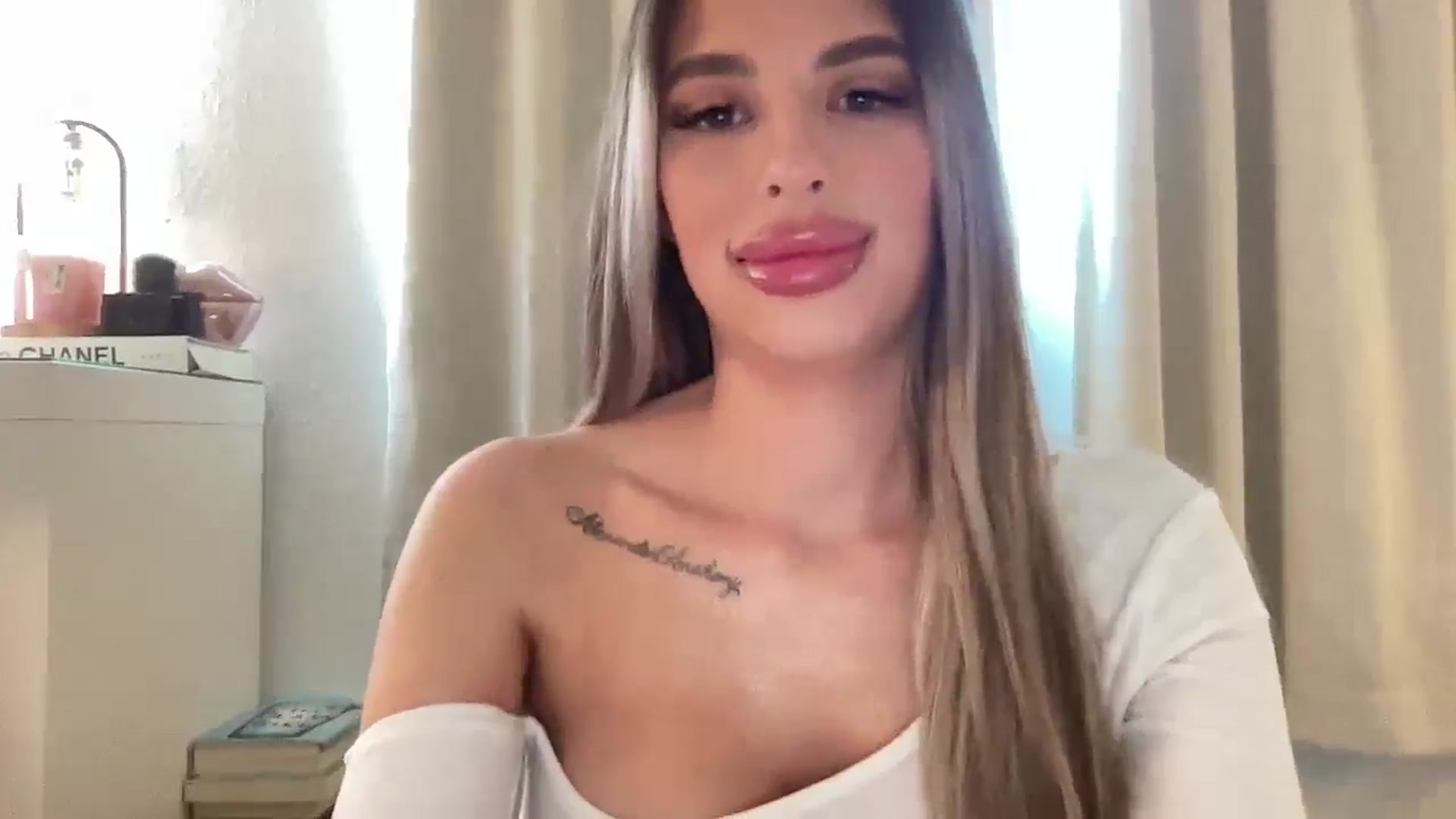 Gallery image thumbnail from aryaaxo's myfreecams stream on, 08/20/2025, 19:19 image 14 of 20