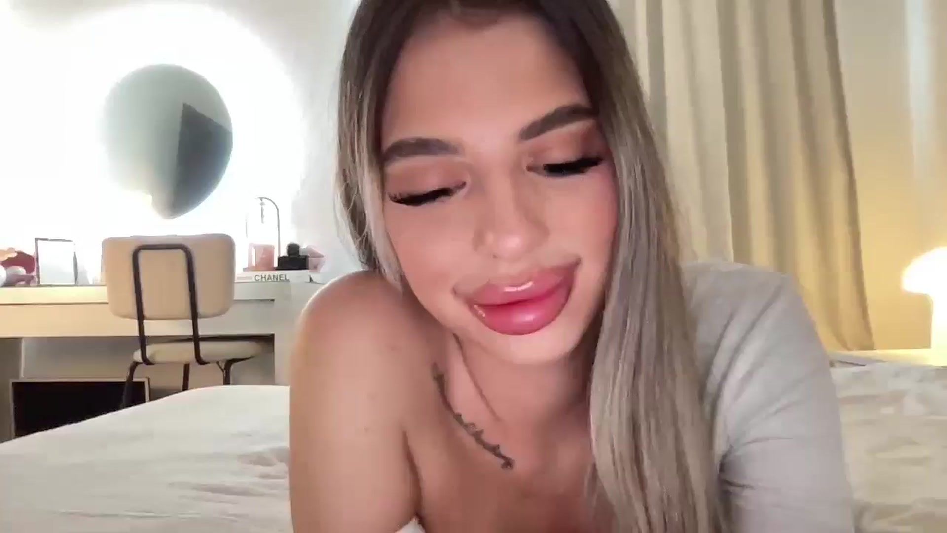 Gallery image thumbnail from aryaaxo's myfreecams stream on, 08/20/2025, 19:19 image 17 of 20