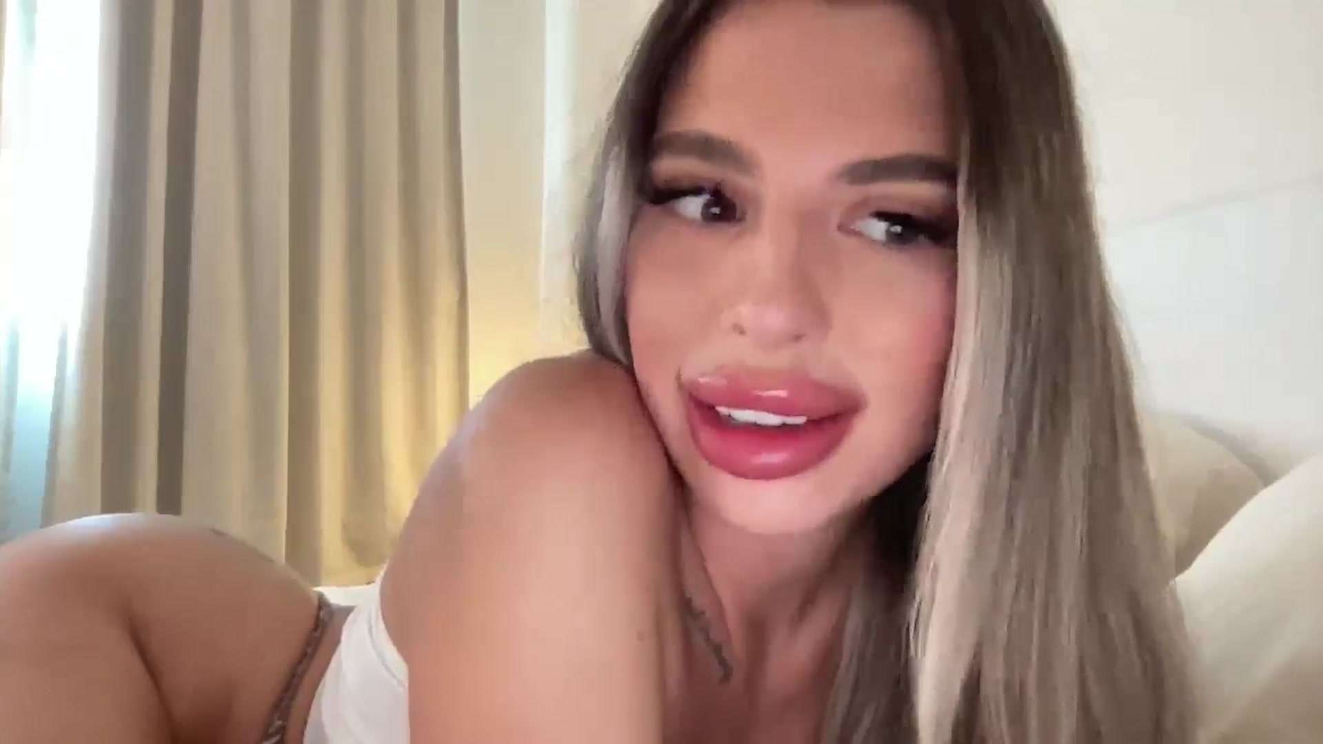 Gallery image thumbnail from aryaaxo's myfreecams stream on, 08/20/2025, 19:56 image 11 of 20