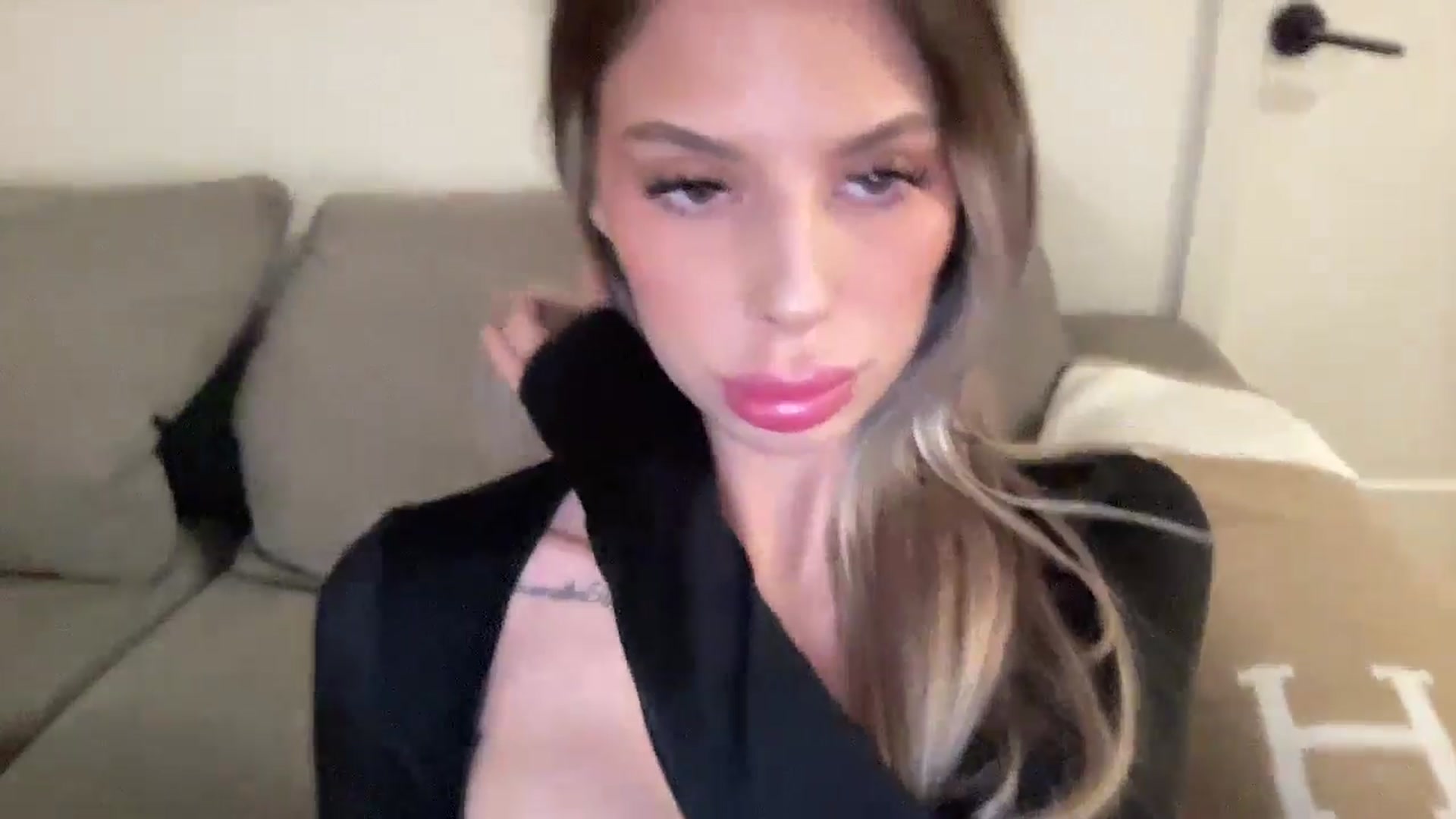 Gallery image thumbnail from aryaaxo's myfreecams stream on, 08/31/2025, 07:14 image 16 of 20