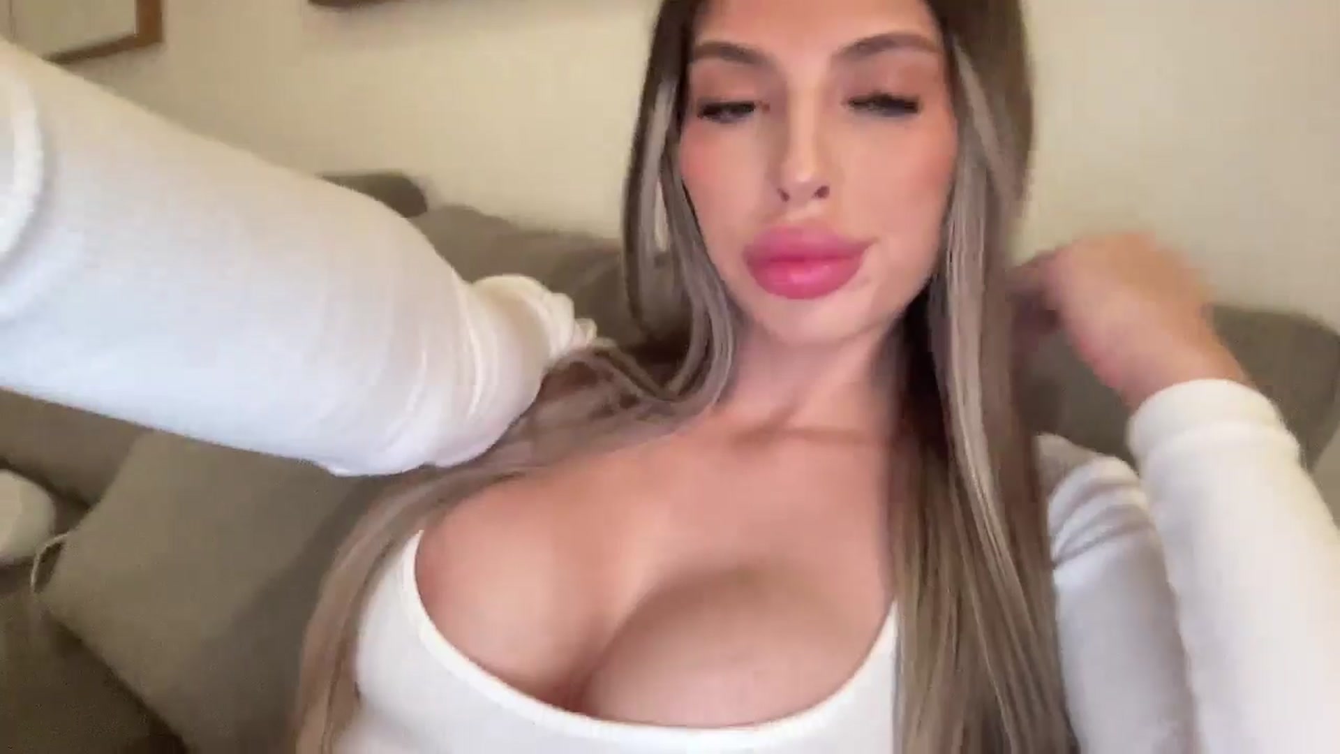 Gallery image thumbnail from aryaaxo's myfreecams stream on, 09/01/2025, 07:07 image 9 of 20