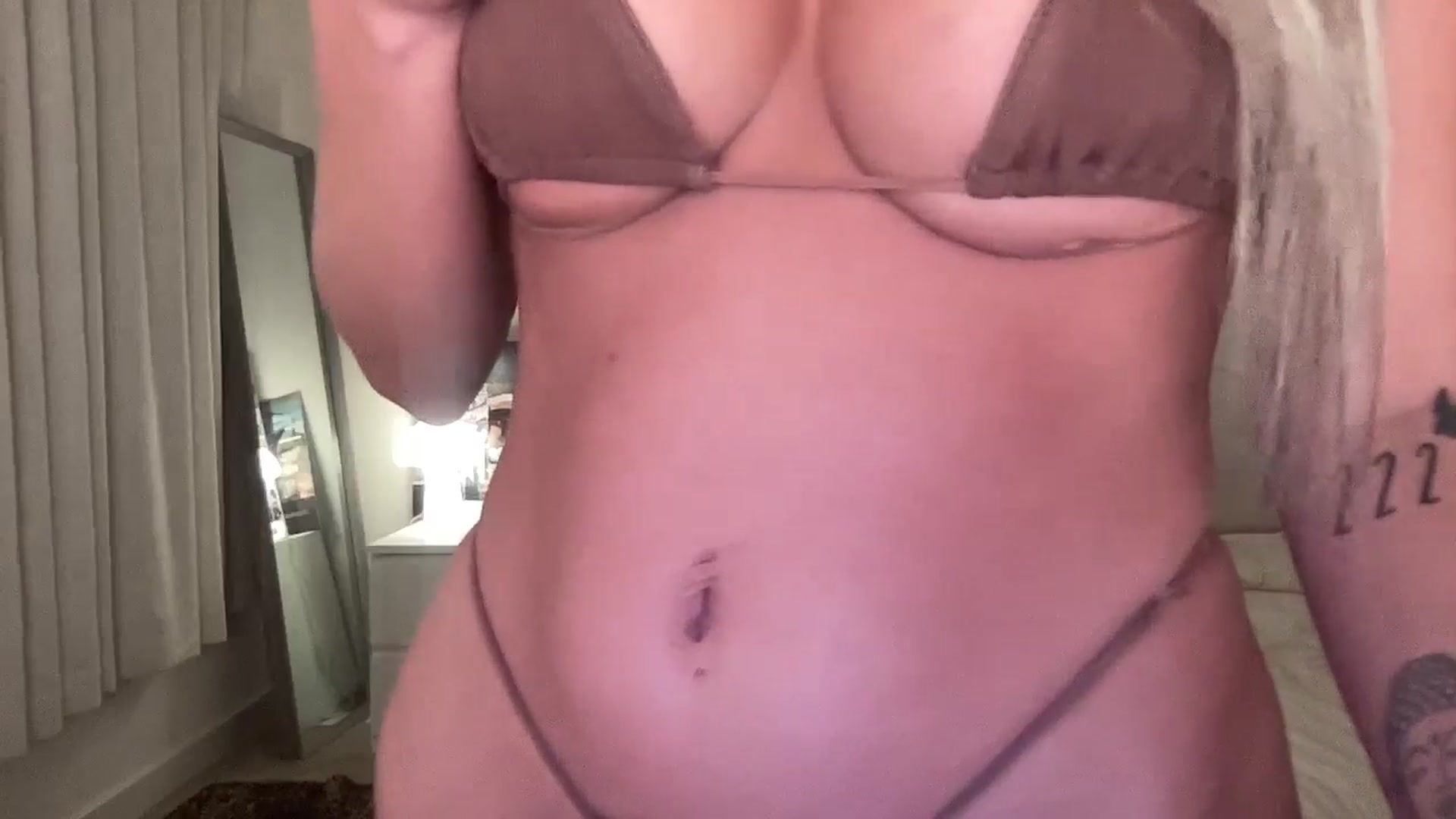 Gallery image thumbnail from aryaaxo's myfreecams stream on, 10/05/2025, 06:00 image 3 of 20