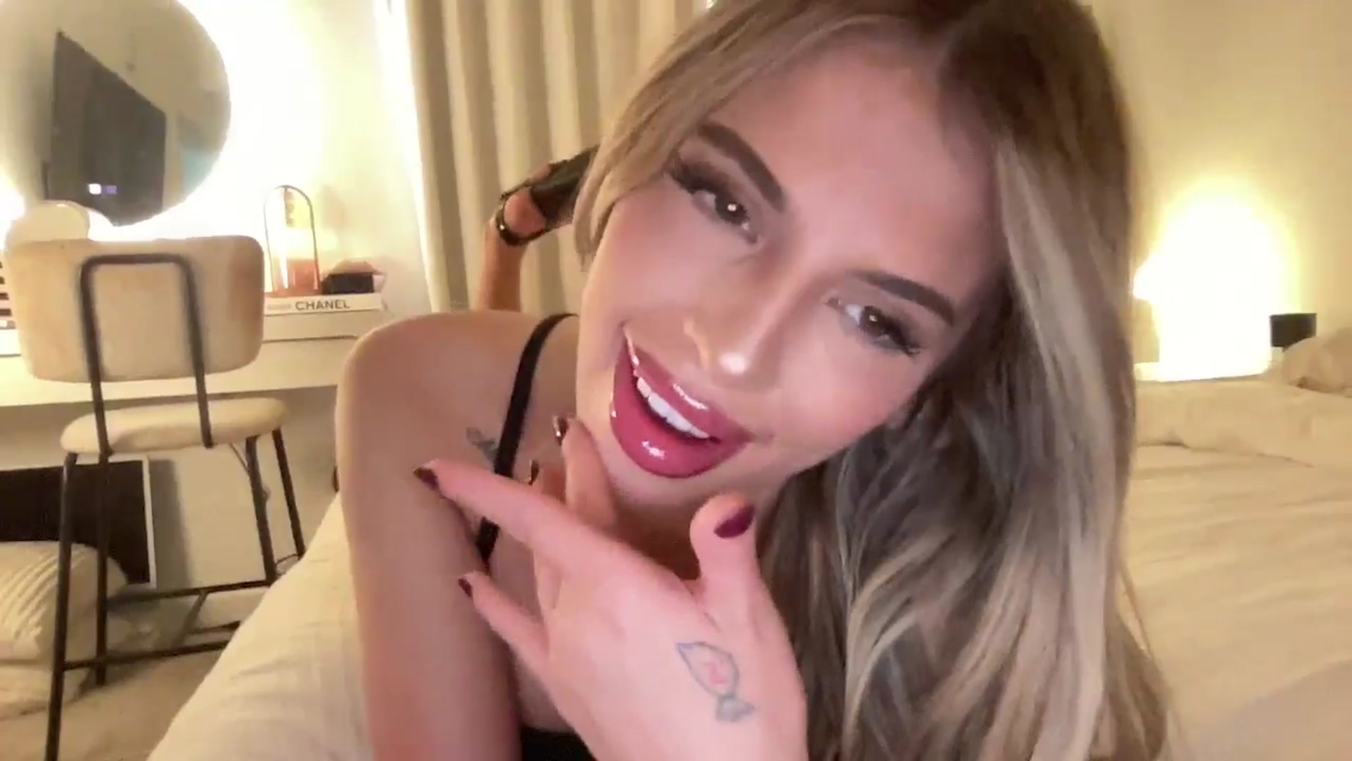 Gallery image thumbnail from aryaaxo's myfreecams stream on, 11/21/2025, 20:52 image 15 of 20