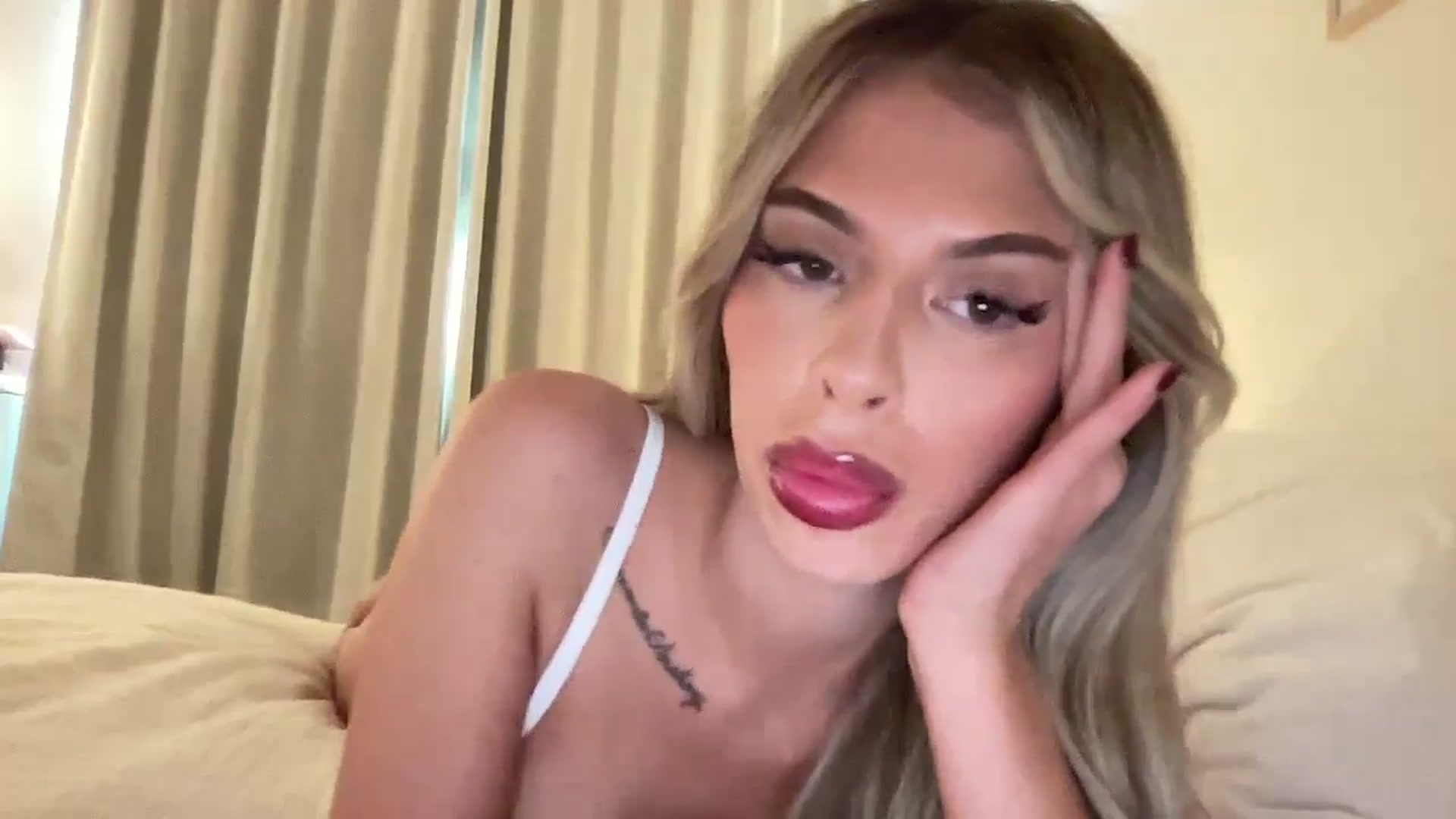 Gallery image thumbnail from aryaaxo's myfreecams stream on, 12/01/2025, 22:34 image 11 of 20