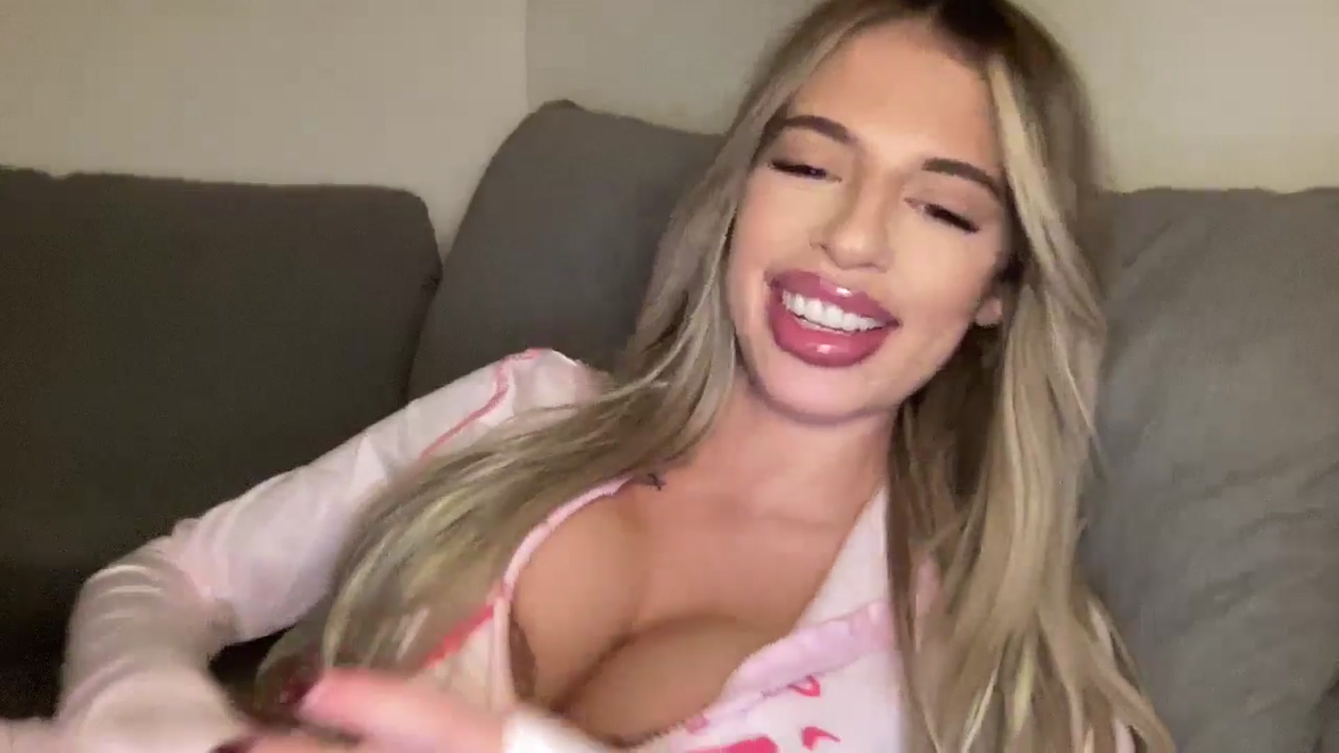 Gallery image thumbnail from aryaaxo's myfreecams stream on, 12/09/2025, 06:50 image 11 of 20