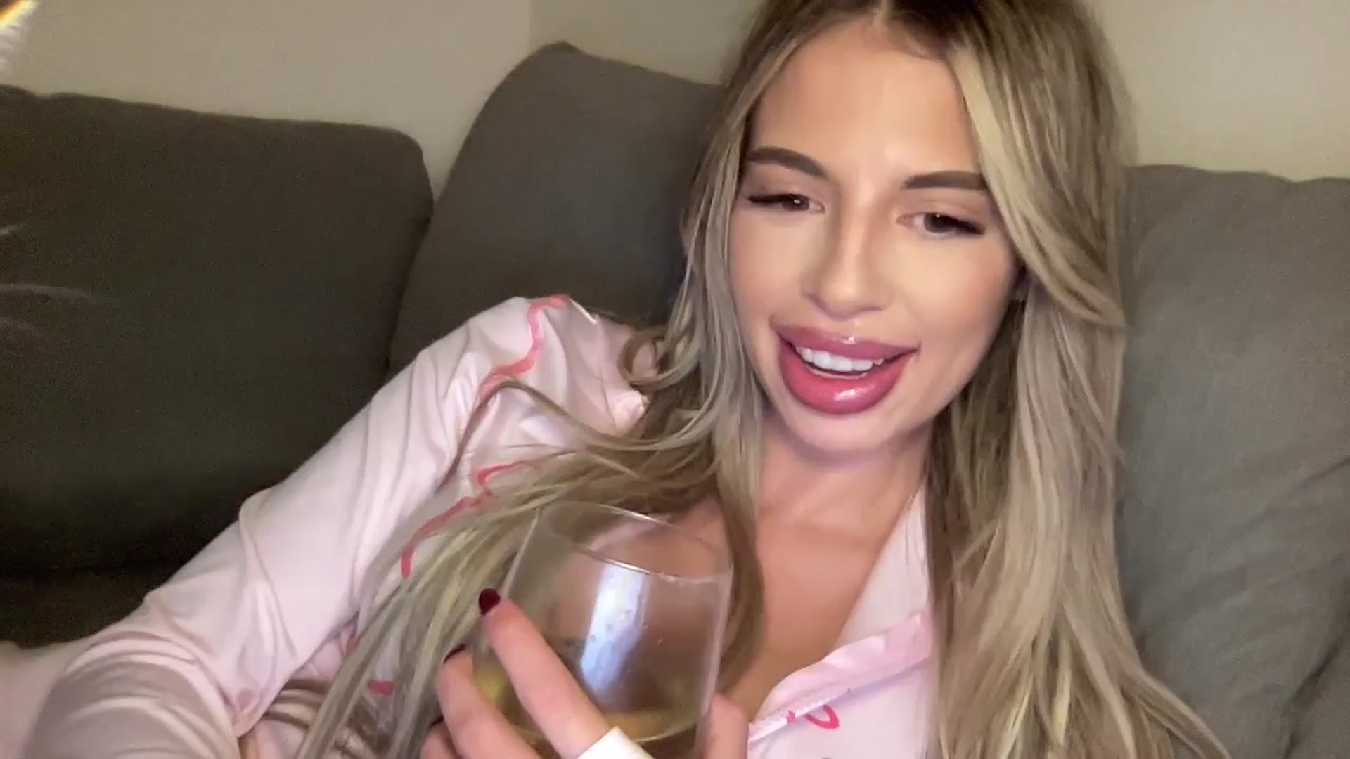 Gallery image thumbnail from aryaaxo's myfreecams stream on, 12/09/2025, 06:50 image 12 of 20