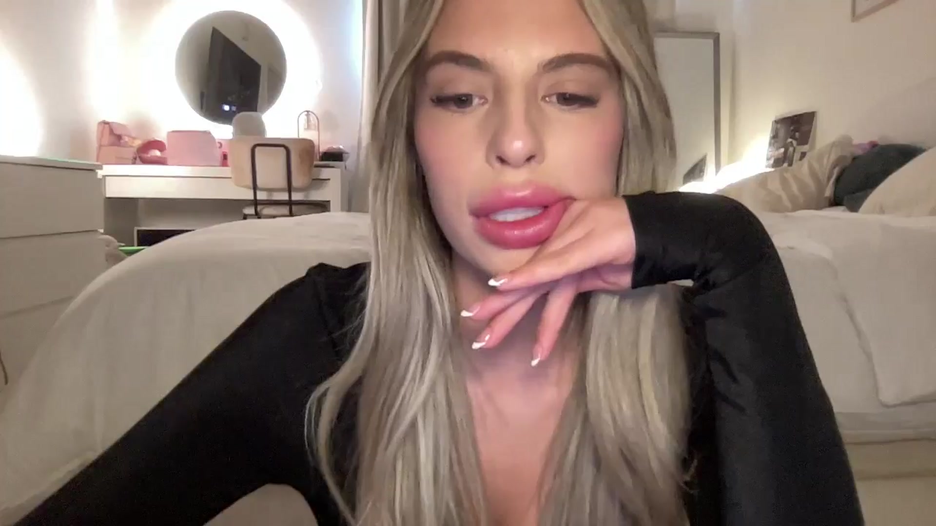 Gallery image thumbnail from aryaaxo's myfreecams stream on, 12/12/2025, 20:57 image 18 of 20