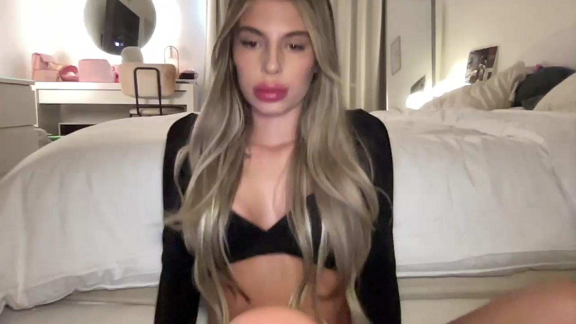 Gallery image thumbnail from aryaaxo's myfreecams stream on, 12/12/2025, 20:57 image 1 of 20