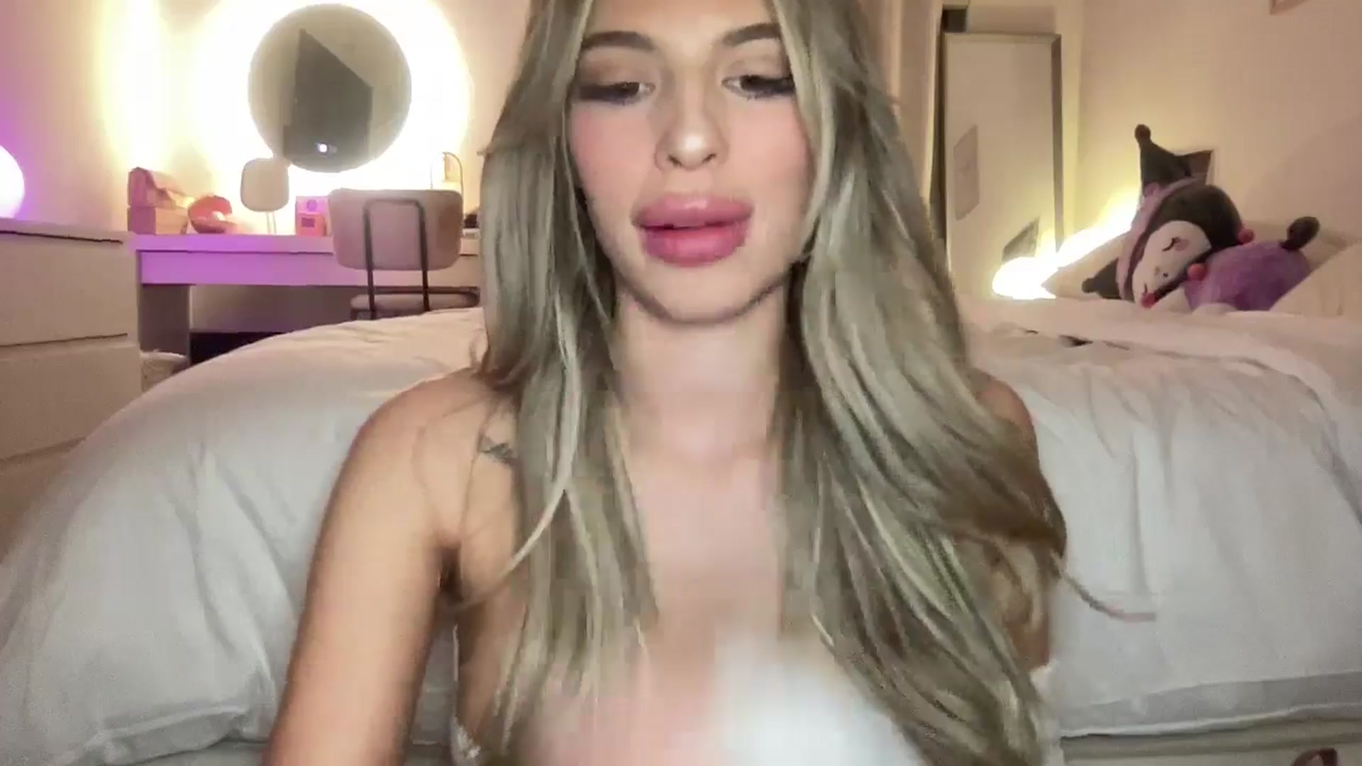 Gallery image thumbnail from aryaaxo's myfreecams stream on, 12/13/2025, 10:00 image 20 of 20