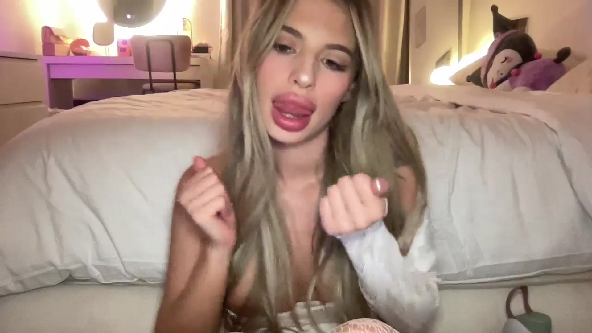 Gallery image thumbnail from aryaaxo's myfreecams stream on, 12/13/2025, 10:00 image 3 of 20