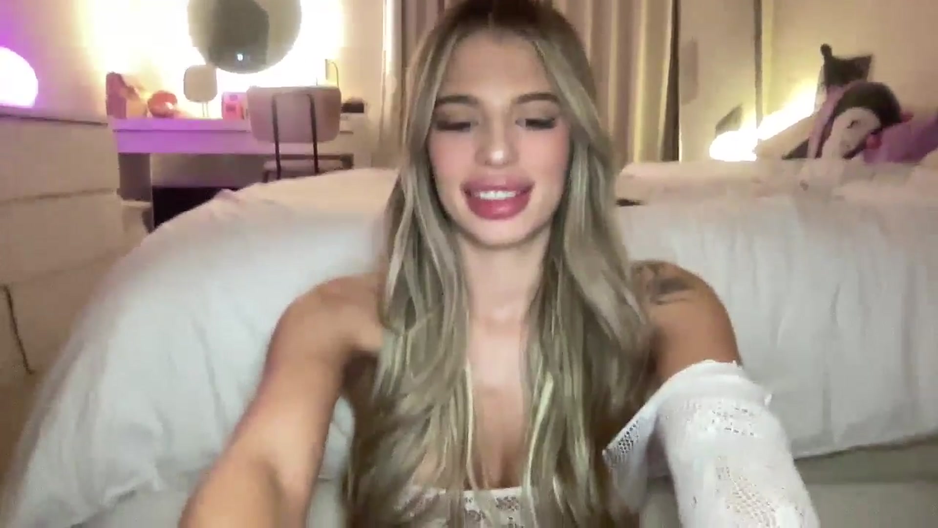 Gallery image thumbnail from aryaaxo's myfreecams stream on, 12/13/2025, 11:01 image 6 of 20