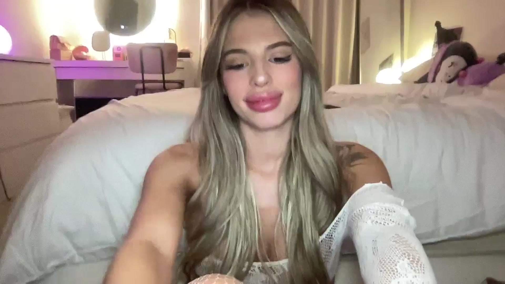 Gallery image thumbnail from aryaaxo's myfreecams stream on, 12/13/2025, 11:01 image 11 of 20
