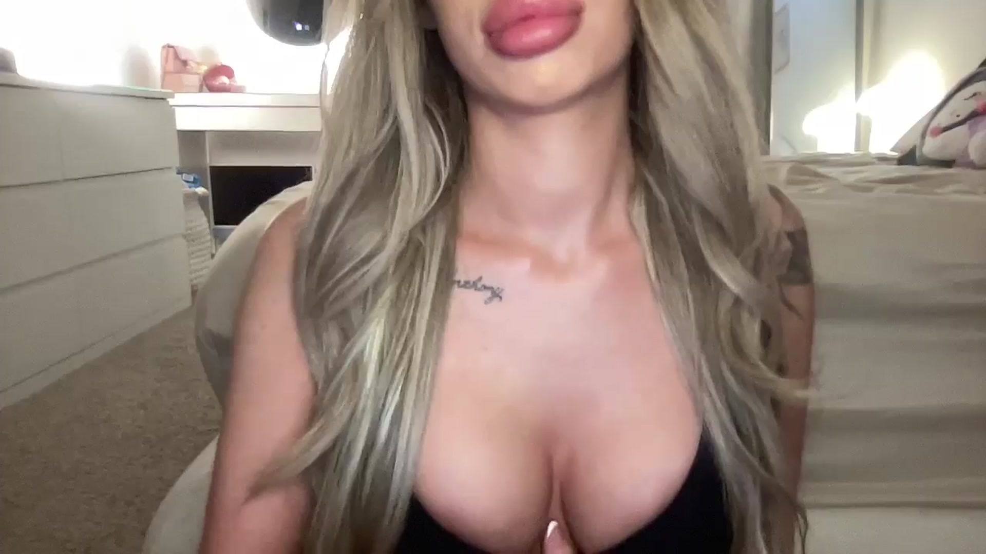 Gallery image thumbnail from aryaaxo's myfreecams stream on, 12/15/2025, 22:30 image 9 of 20