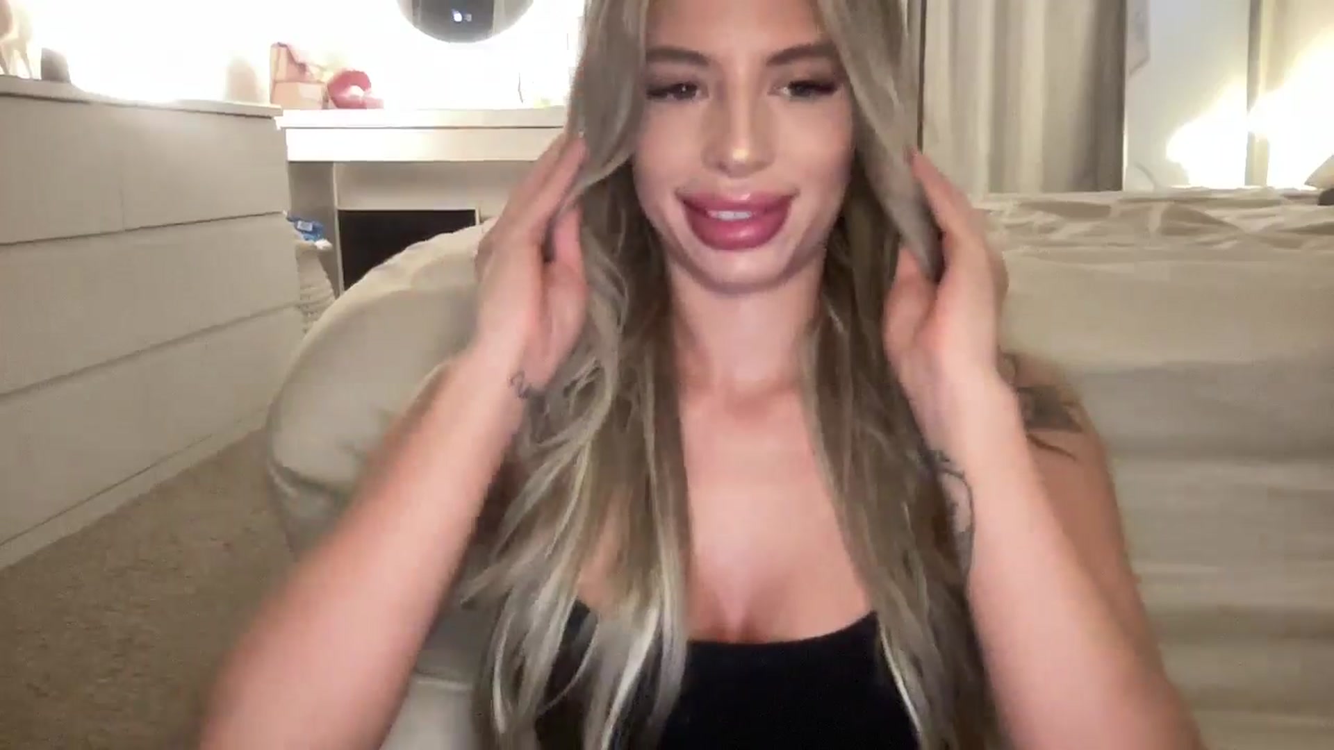 Gallery image thumbnail from aryaaxo's myfreecams stream on, 12/15/2025, 22:30 image 14 of 20