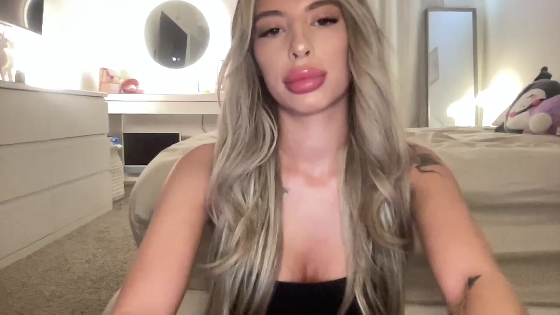 Gallery image thumbnail from aryaaxo's myfreecams stream on, 12/15/2025, 22:30 image 5 of 20