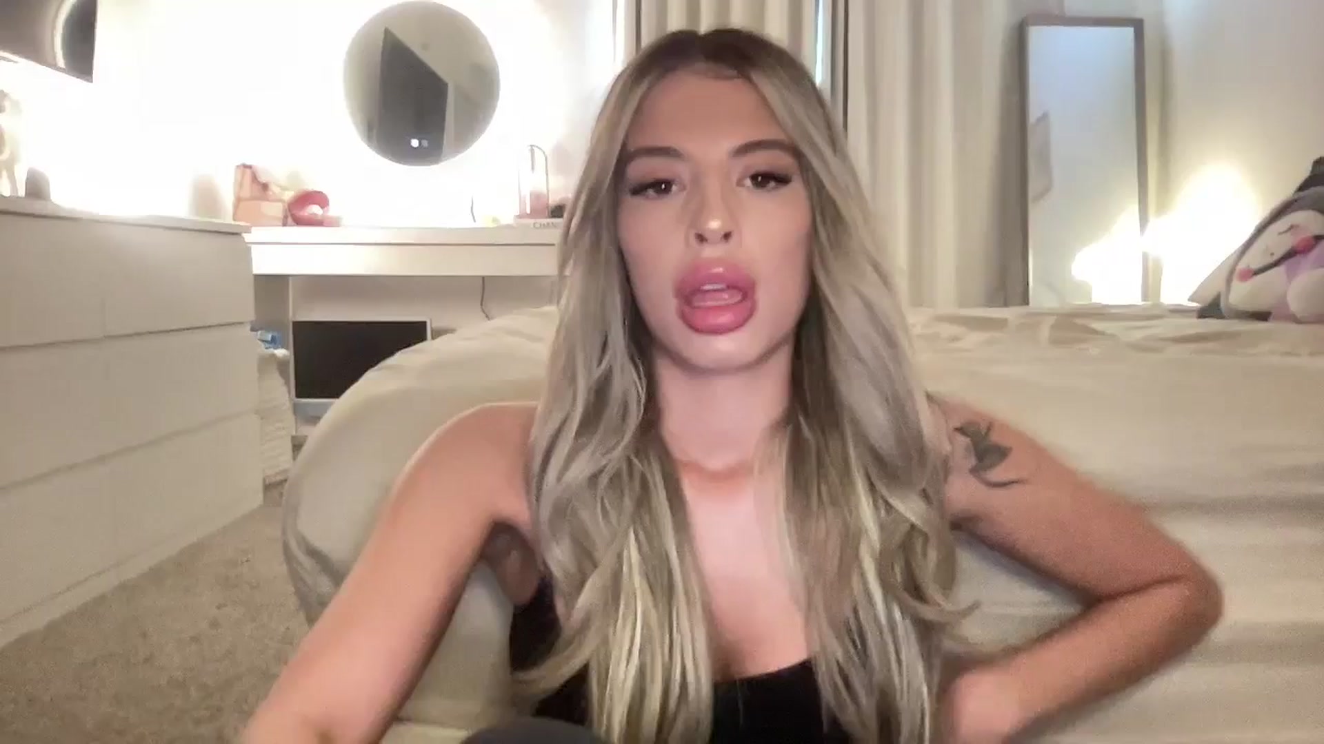 Gallery image thumbnail from aryaaxo's myfreecams stream on, 12/15/2025, 22:30 image 8 of 20