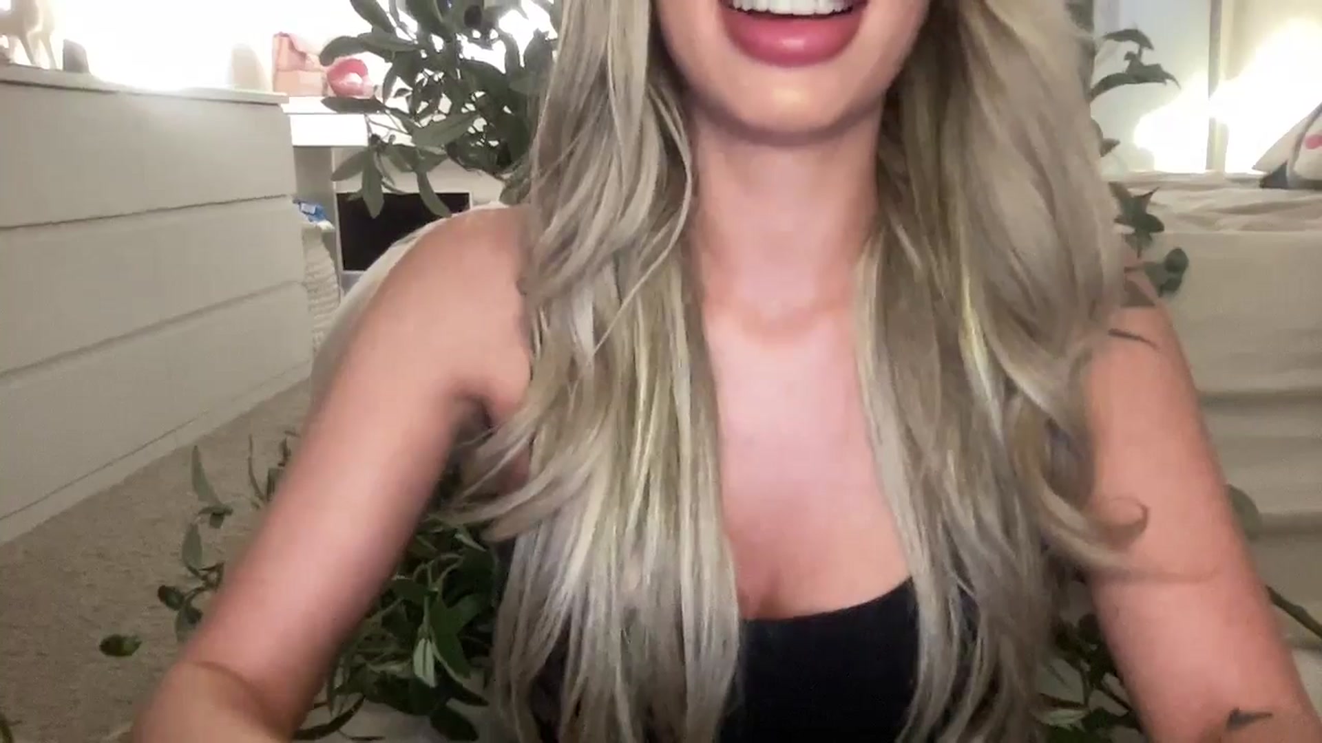 Gallery image thumbnail from aryaaxo's myfreecams stream on, 12/15/2025, 22:30 image 3 of 20
