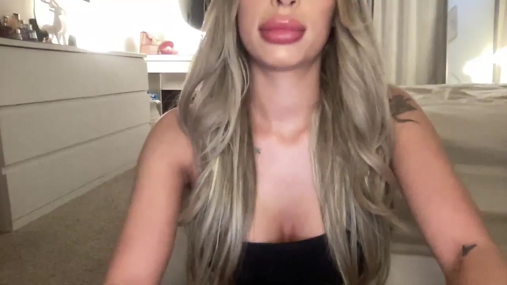 Gallery image thumbnail from aryaaxo's myfreecams stream on, 12/15/2025, 22:30 image 16 of 20