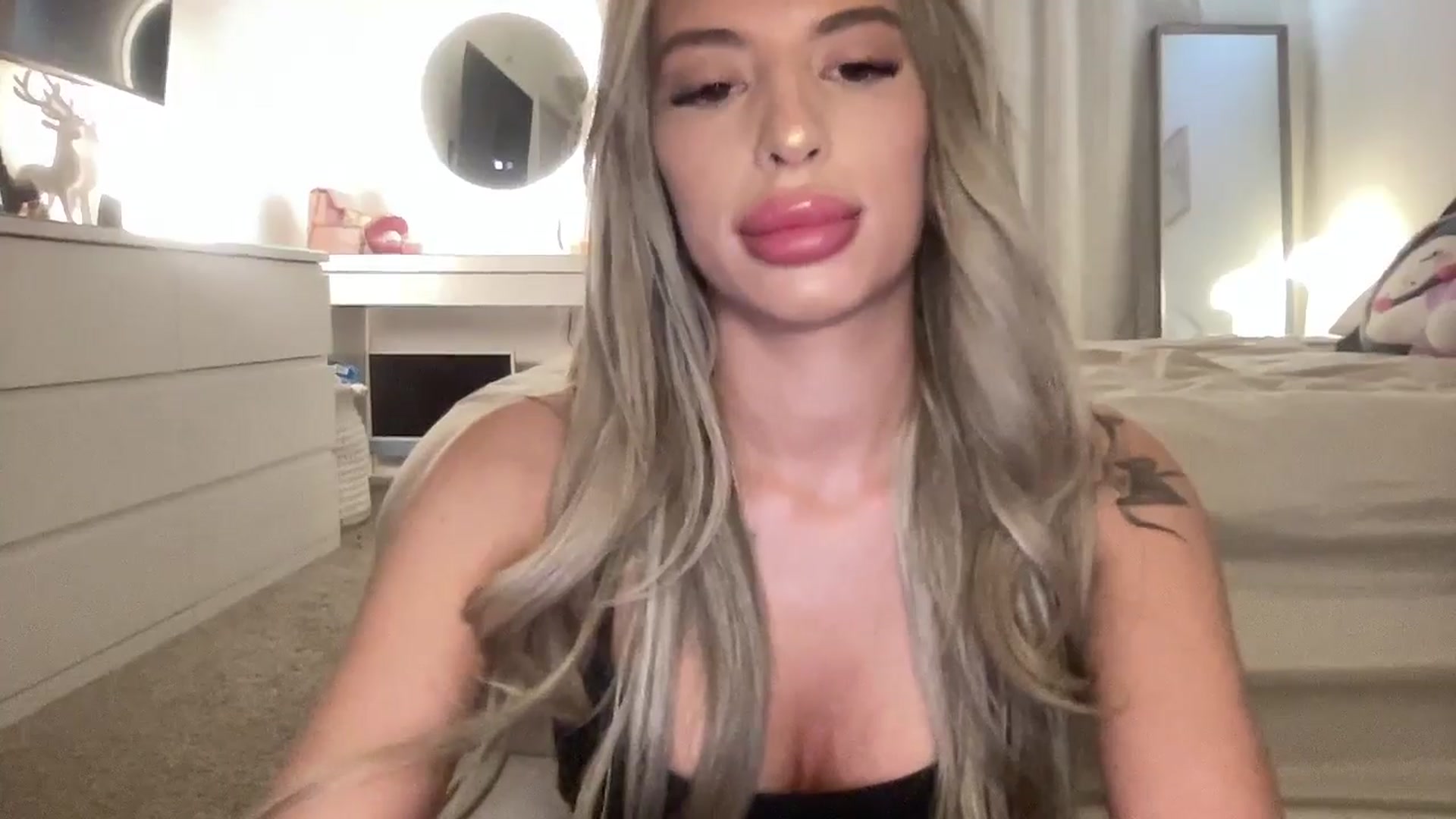 Gallery image thumbnail from aryaaxo's myfreecams stream on, 12/15/2025, 22:30 image 4 of 20