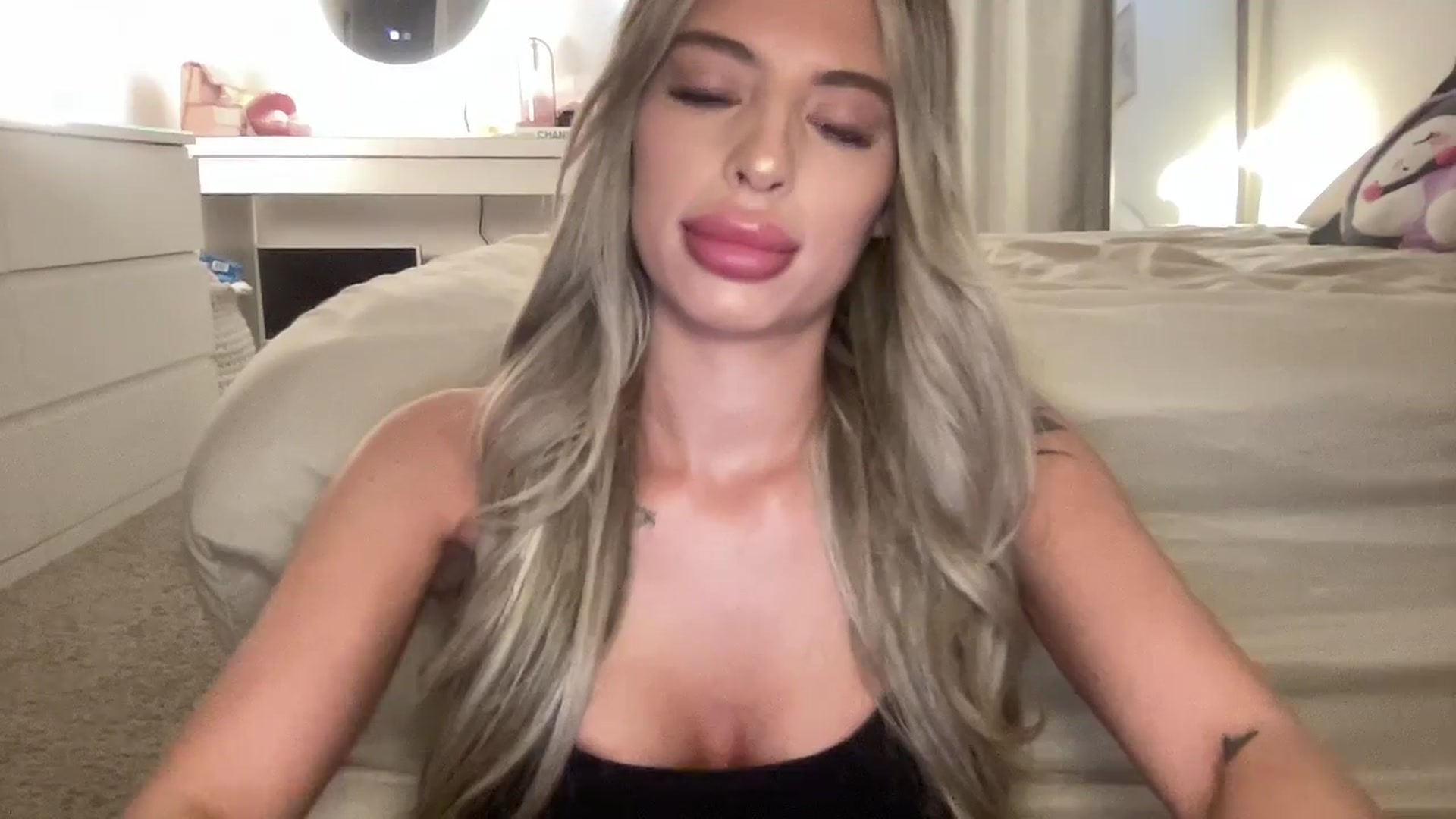 Gallery image thumbnail from aryaaxo's myfreecams stream on, 12/15/2025, 22:30 image 15 of 20