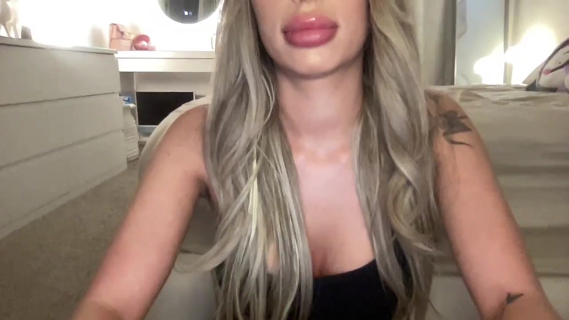 Gallery image thumbnail from aryaaxo's myfreecams stream on, 12/15/2025, 22:30 image 12 of 20