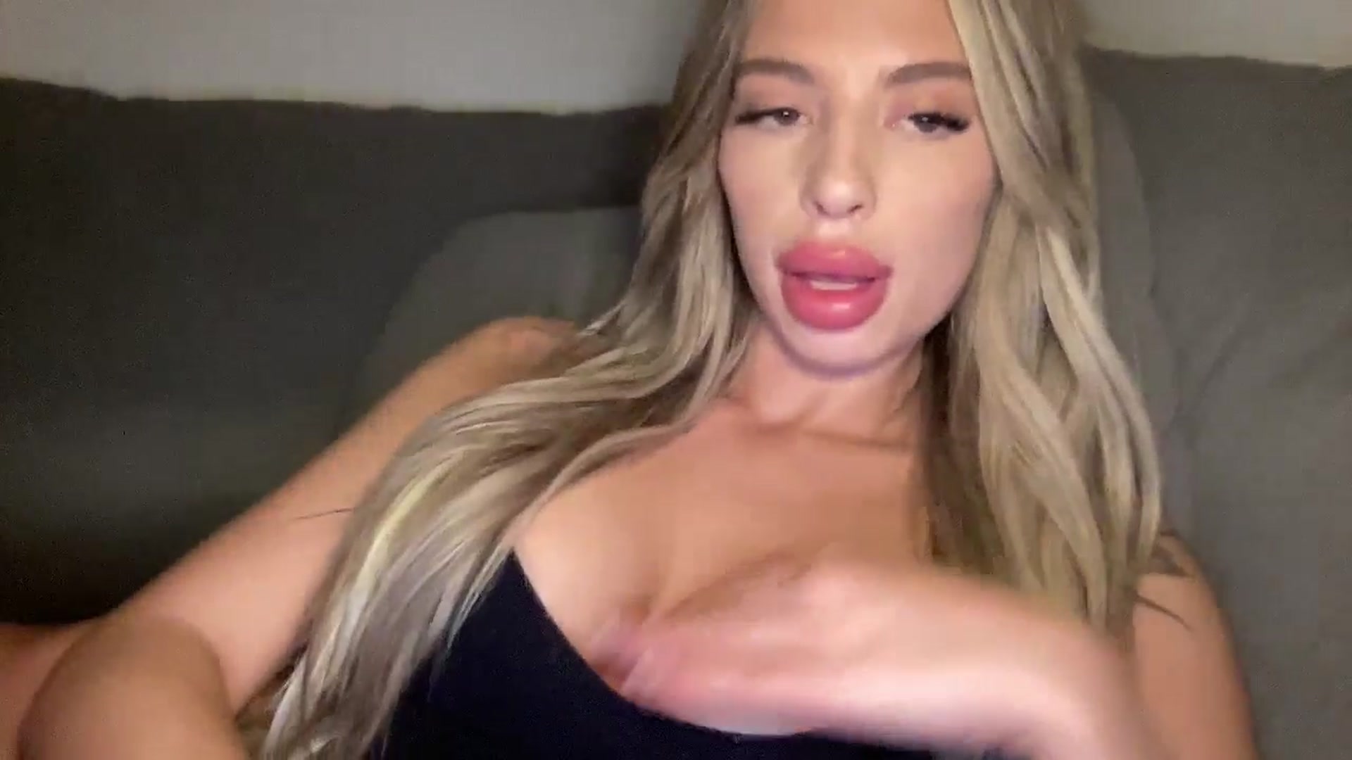 Gallery image thumbnail from aryaaxo's myfreecams stream on, 12/16/2025, 06:48 image 18 of 20
