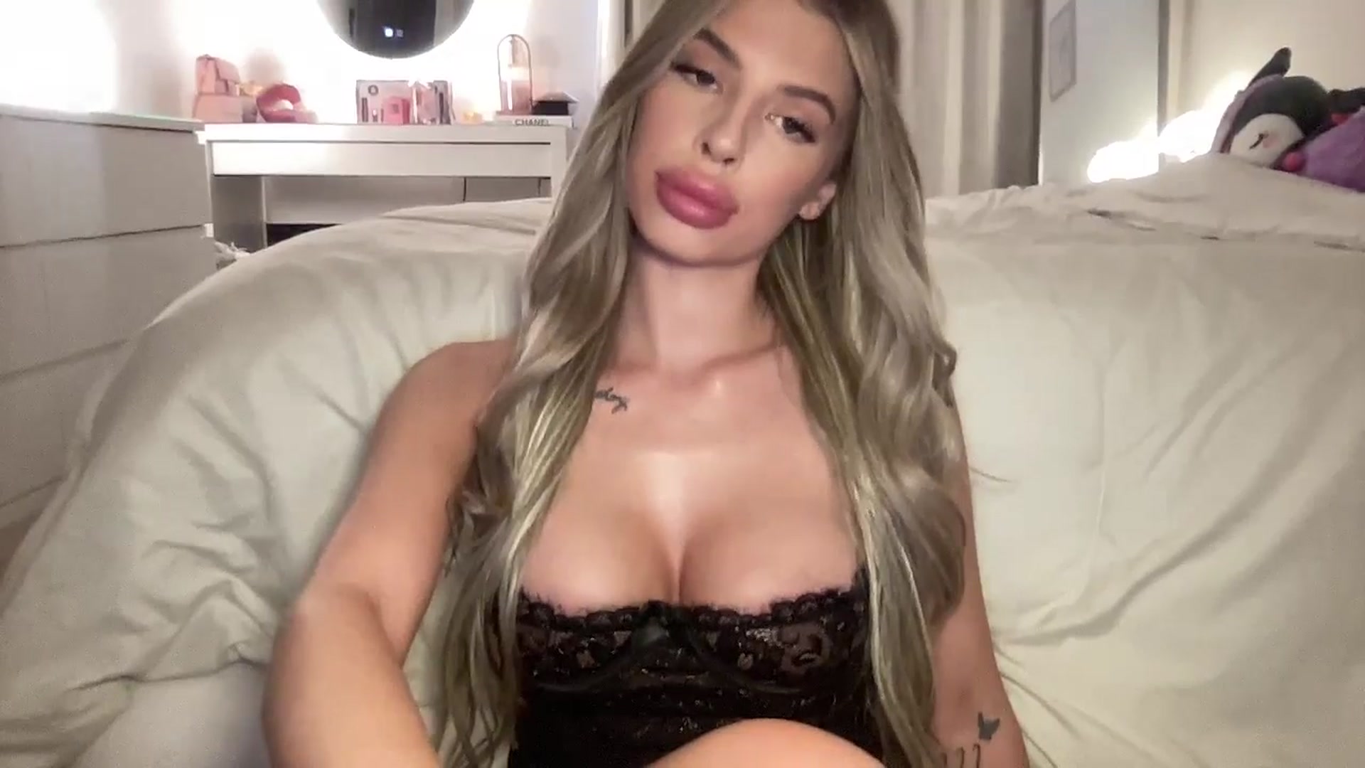 Gallery image thumbnail from aryaaxo's myfreecams stream on, 12/17/2025, 21:11 image 2 of 20