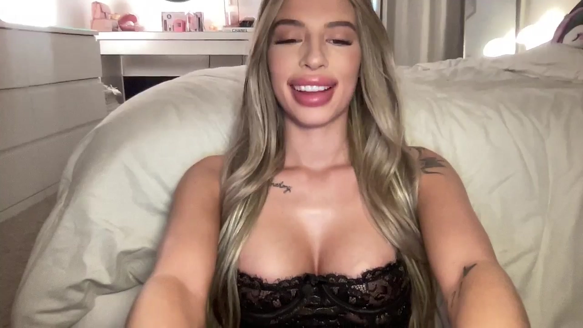 Gallery image thumbnail from aryaaxo's myfreecams stream on, 12/17/2025, 22:06 image 2 of 20