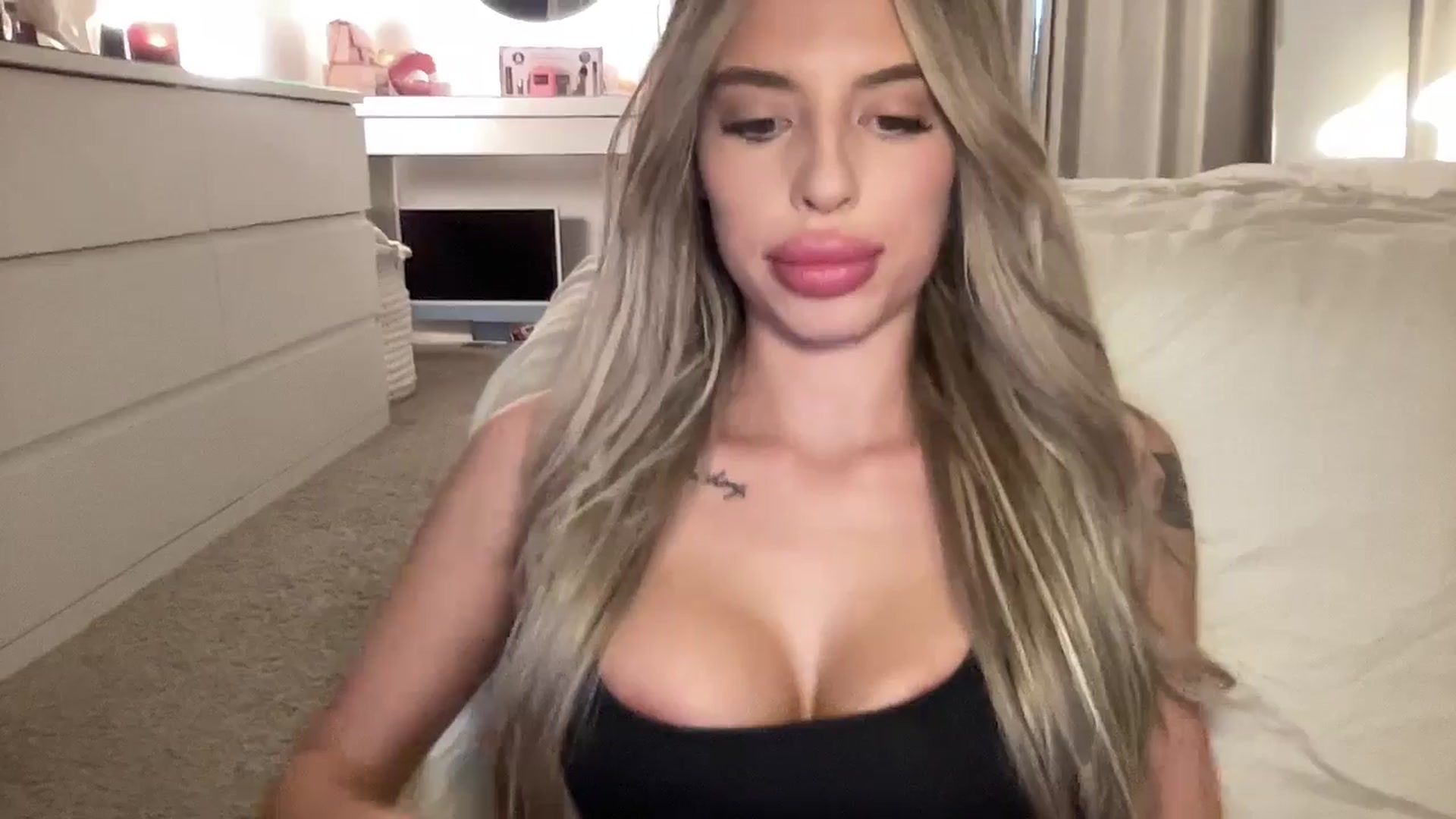 Gallery image thumbnail from aryaaxo's myfreecams stream on, 12/18/2025, 21:13 image 6 of 20
