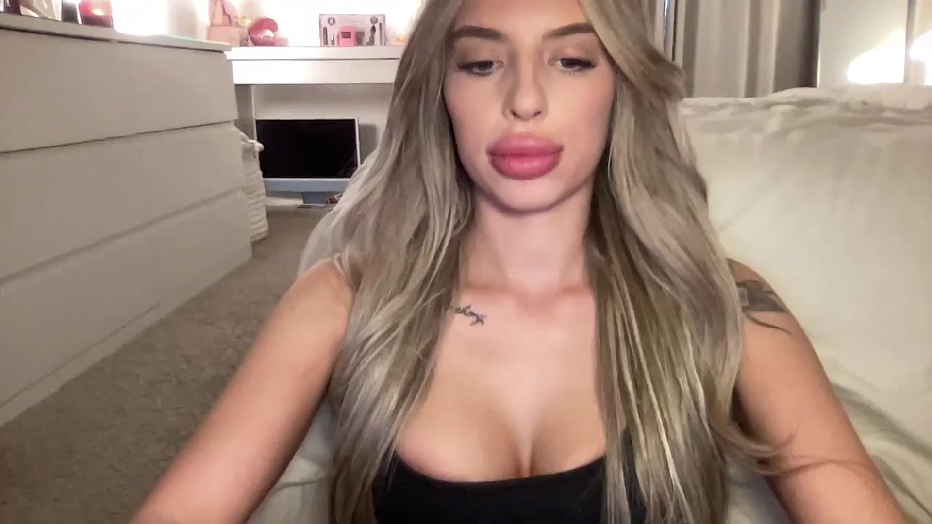 Gallery image thumbnail from aryaaxo's myfreecams stream on, 12/18/2025, 21:13 image 7 of 20