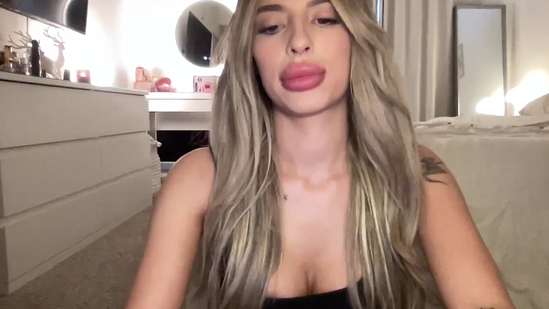 Gallery image thumbnail from aryaaxo's myfreecams stream on, 12/18/2025, 21:13 image 8 of 20