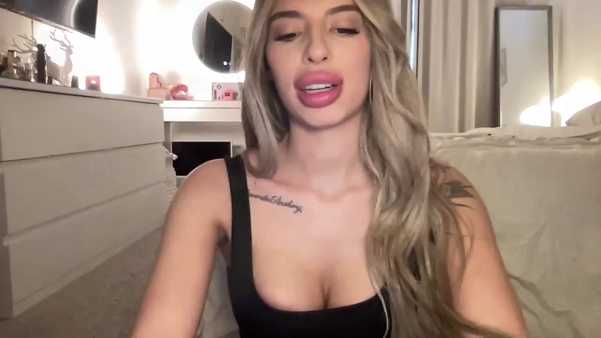 Gallery image thumbnail from aryaaxo's myfreecams stream on, 12/18/2025, 21:13 image 11 of 20