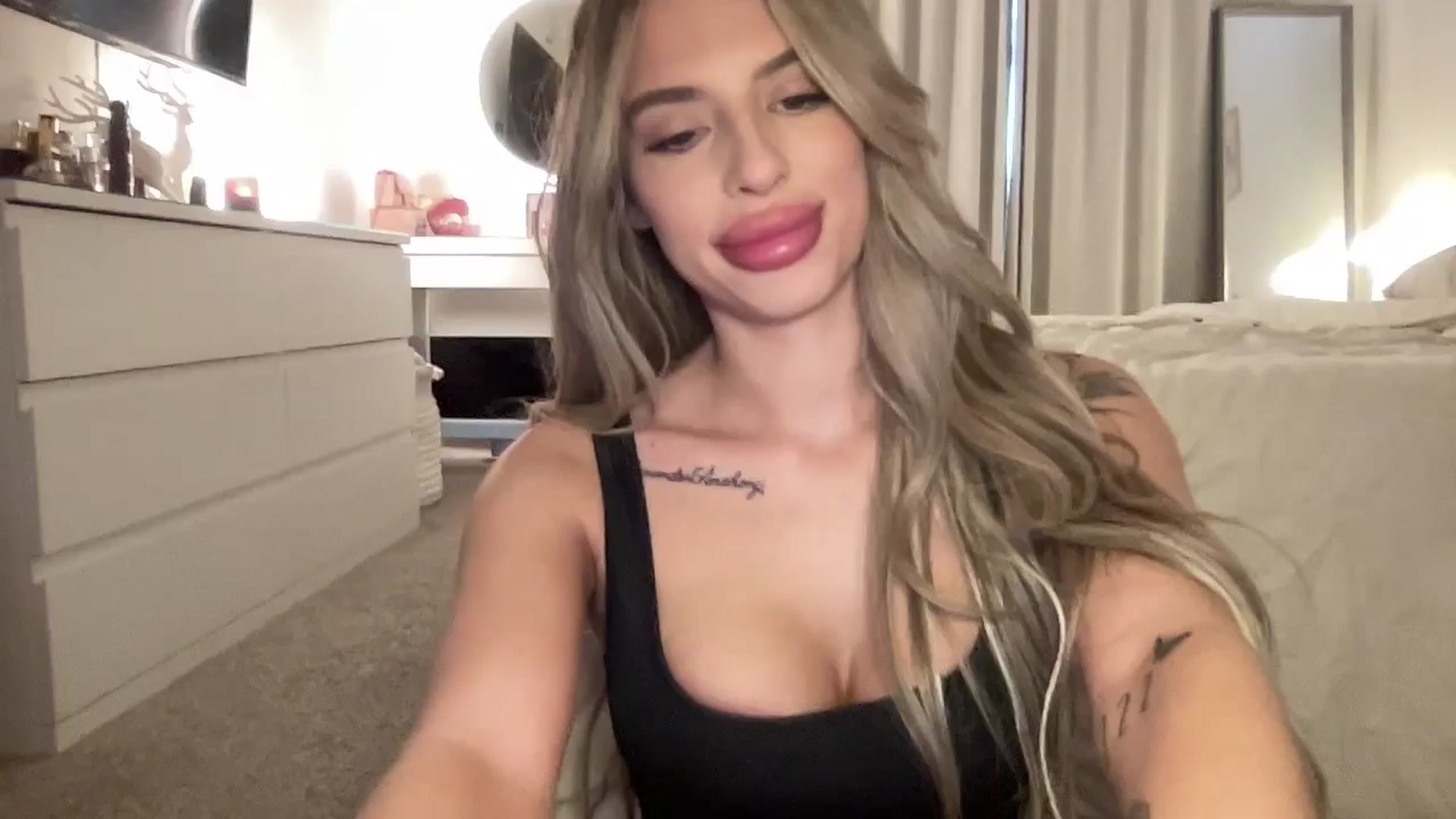 Gallery image thumbnail from aryaaxo's myfreecams stream on, 12/18/2025, 21:13 image 1 of 20
