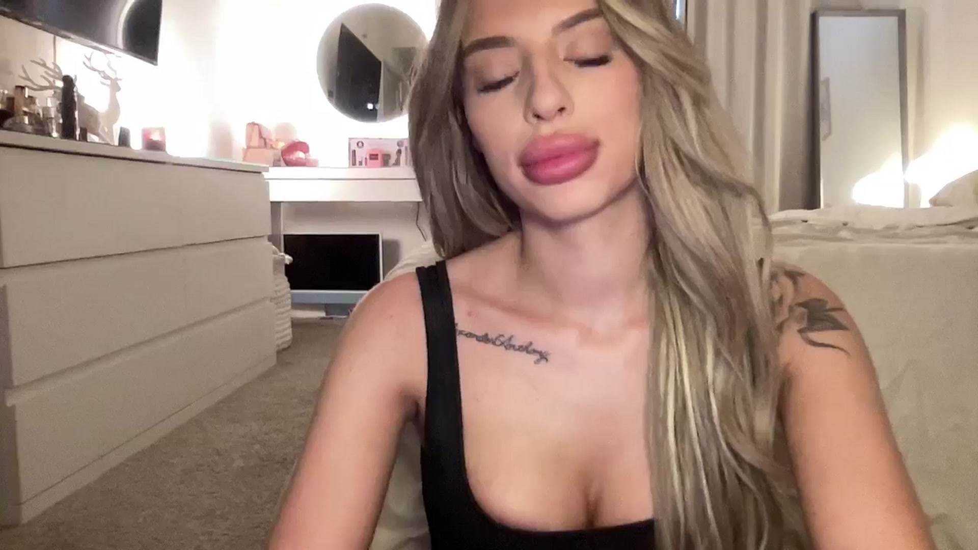 Gallery image thumbnail from aryaaxo's myfreecams stream on, 12/18/2025, 21:13 image 9 of 20