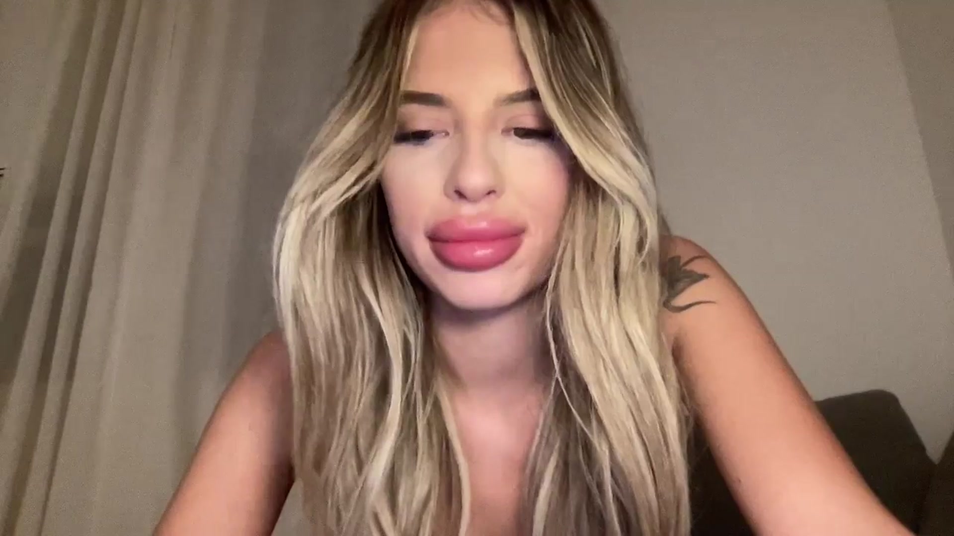 Gallery image thumbnail from aryaaxo's myfreecams stream on, 12/19/2025, 07:16 image 13 of 20