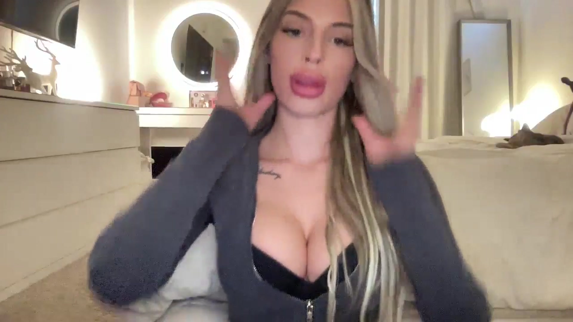 Gallery image thumbnail from aryaaxo's myfreecams stream on, 12/19/2025, 18:48 image 6 of 20
