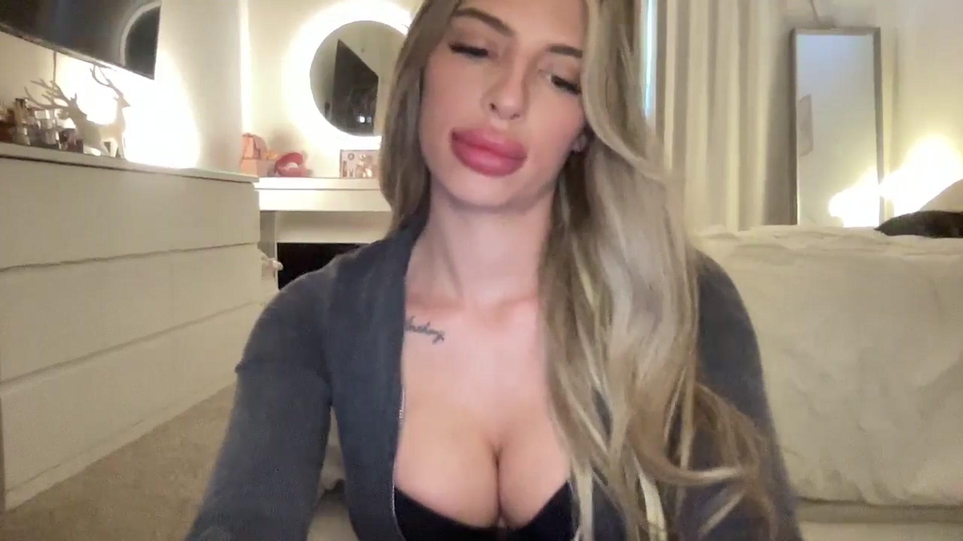 Gallery image thumbnail from aryaaxo's myfreecams stream on, 12/19/2025, 18:48 image 11 of 20