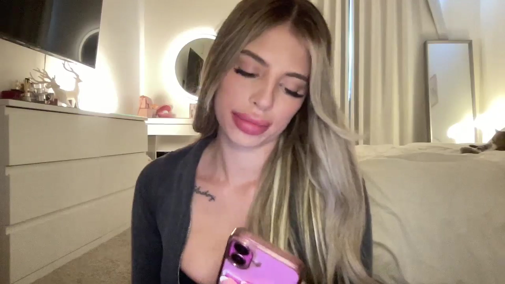 Gallery image thumbnail from aryaaxo's myfreecams stream on, 12/19/2025, 18:48 image 9 of 20