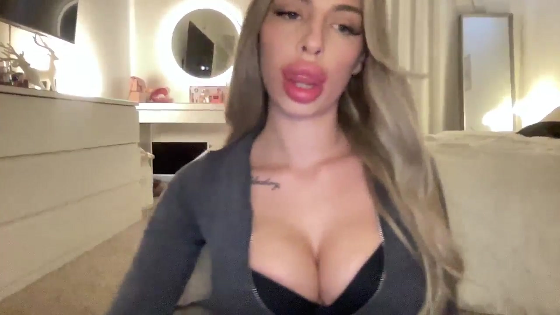 Gallery image thumbnail from aryaaxo's myfreecams stream on, 12/19/2025, 18:48 image 12 of 20