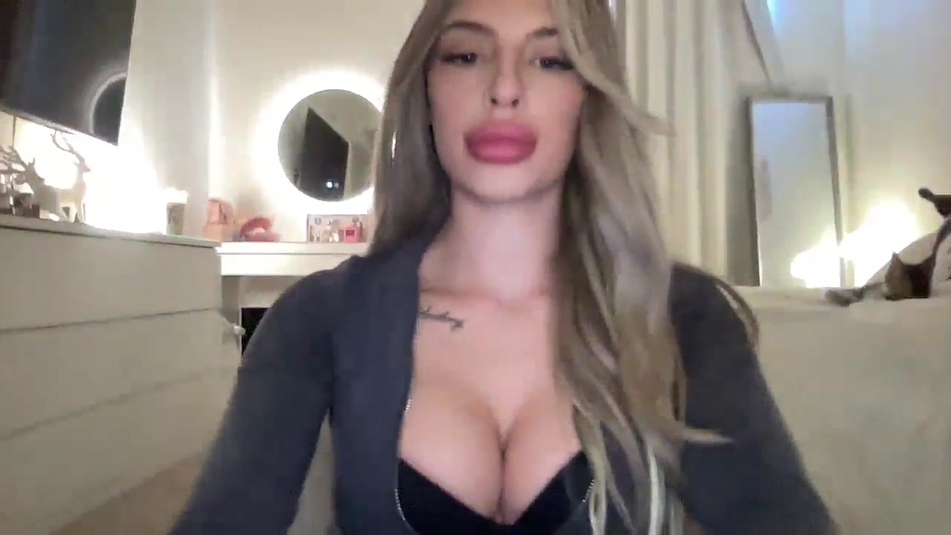 Gallery image thumbnail from aryaaxo's myfreecams stream on, 12/19/2025, 18:48 image 4 of 20
