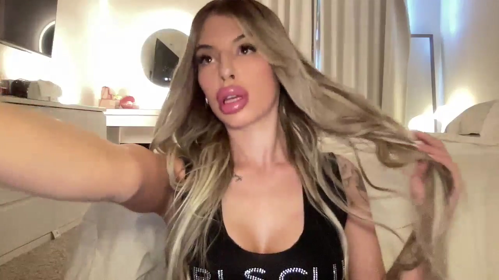 Gallery image thumbnail from aryaaxo's myfreecams stream on, 01/14/2026, 19:23 image 15 of 20