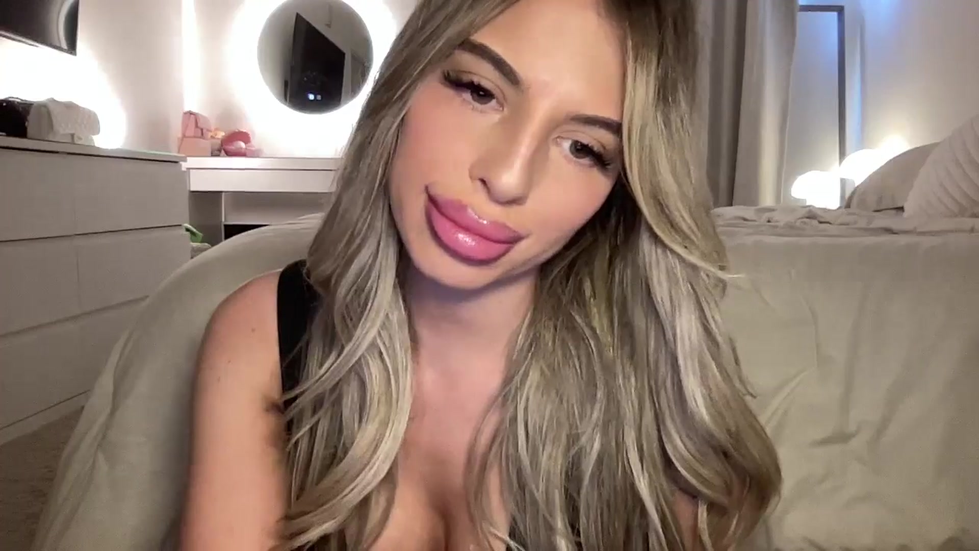 Gallery image thumbnail from aryaaxo's myfreecams stream on, 01/14/2026, 21:22 image 3 of 20
