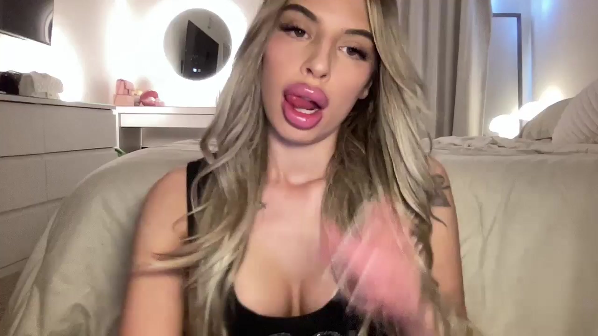 Gallery image thumbnail from aryaaxo's myfreecams stream on, 01/14/2026, 21:22 image 1 of 20