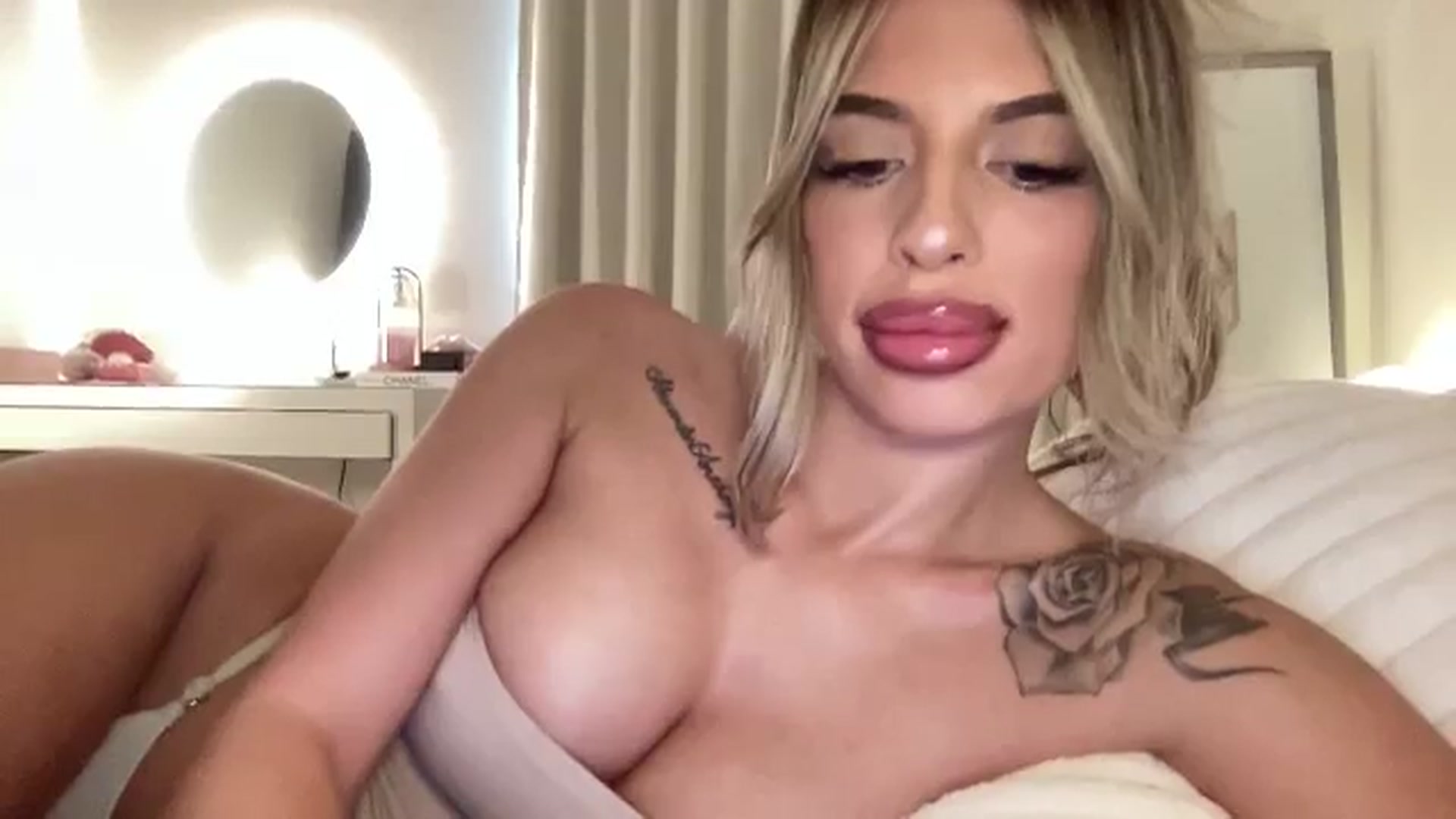 Gallery image thumbnail from aryaaxo's myfreecams stream on, 01/21/2026, 21:16 image 16 of 20