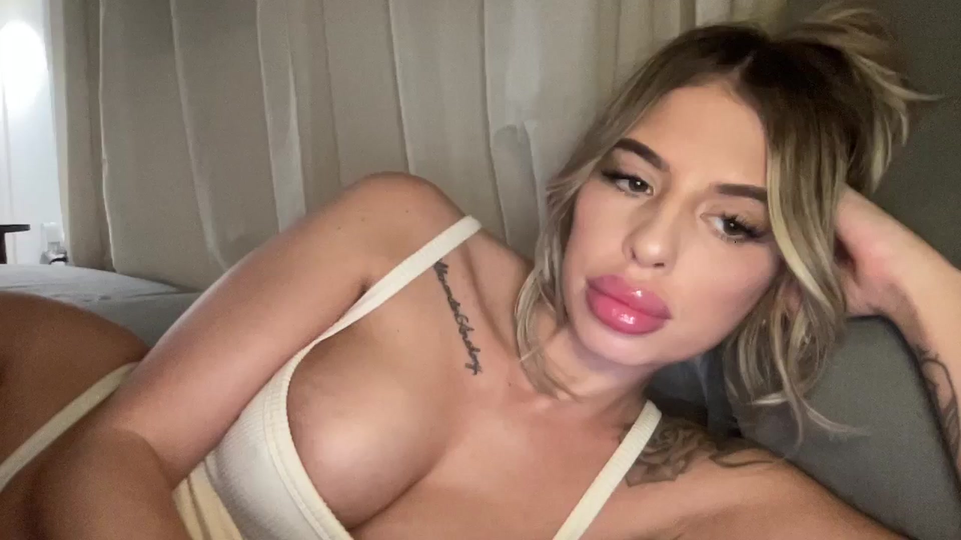 Gallery image thumbnail from aryaaxo's myfreecams stream on, 01/22/2026, 06:57 image 19 of 20